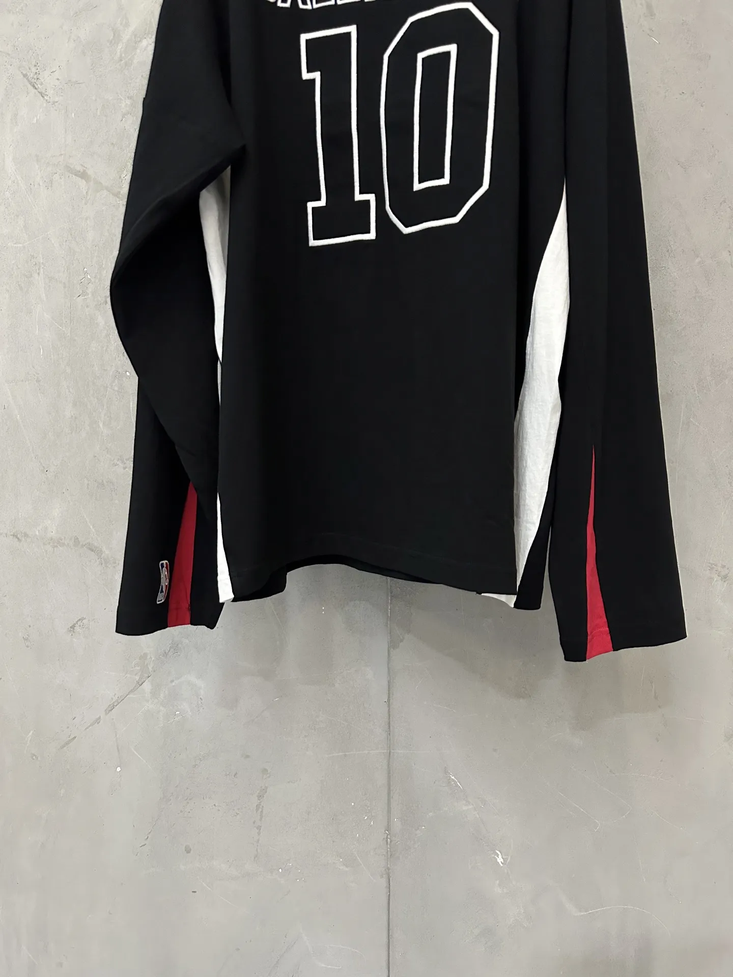 NBA Logo Embroidered Long-Sleeve Jersey T-Shirt D27023757 — view 4