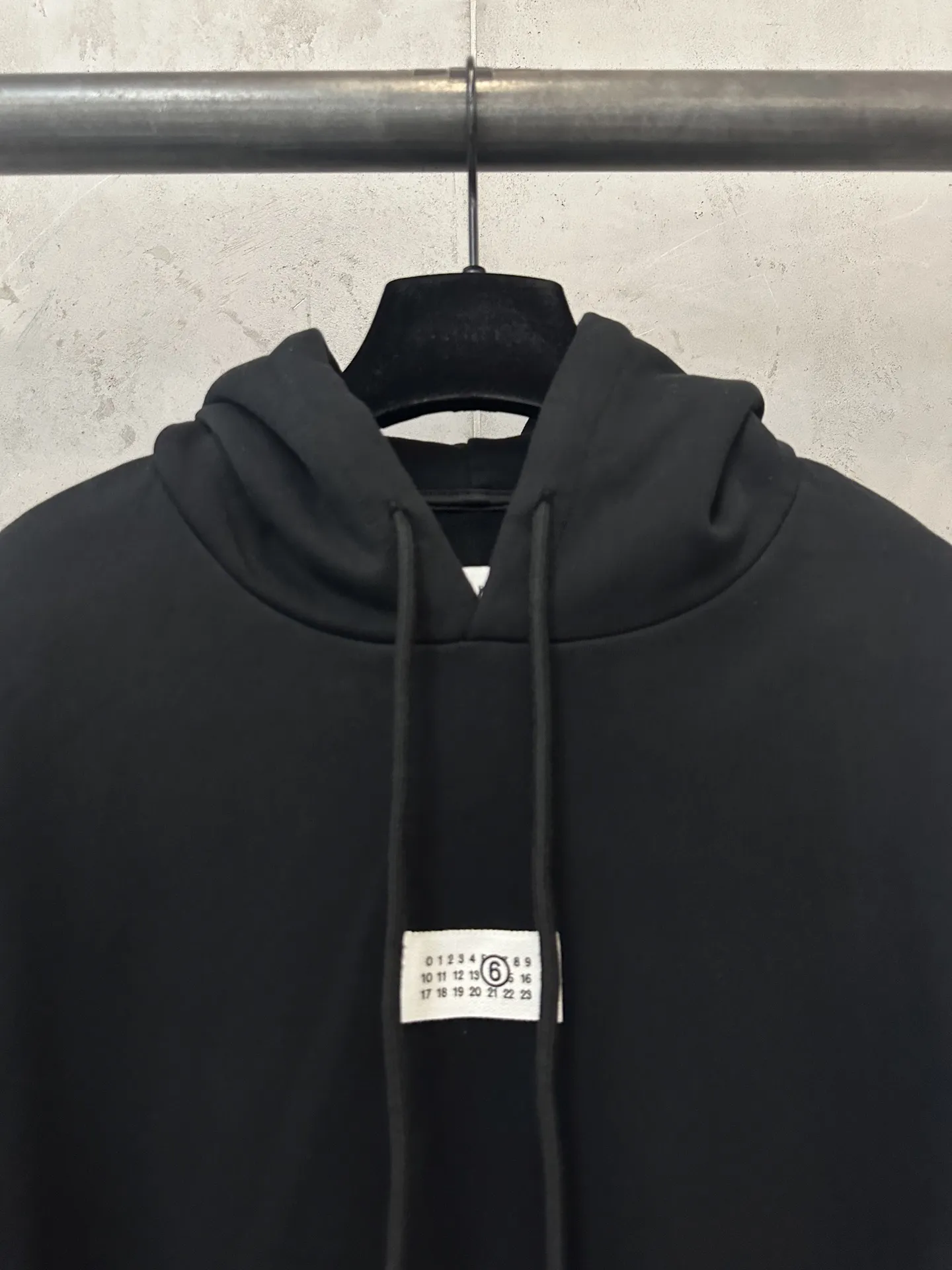 MM6 Logo Patch Distressed Hem Hoodie D27020518 — view 5