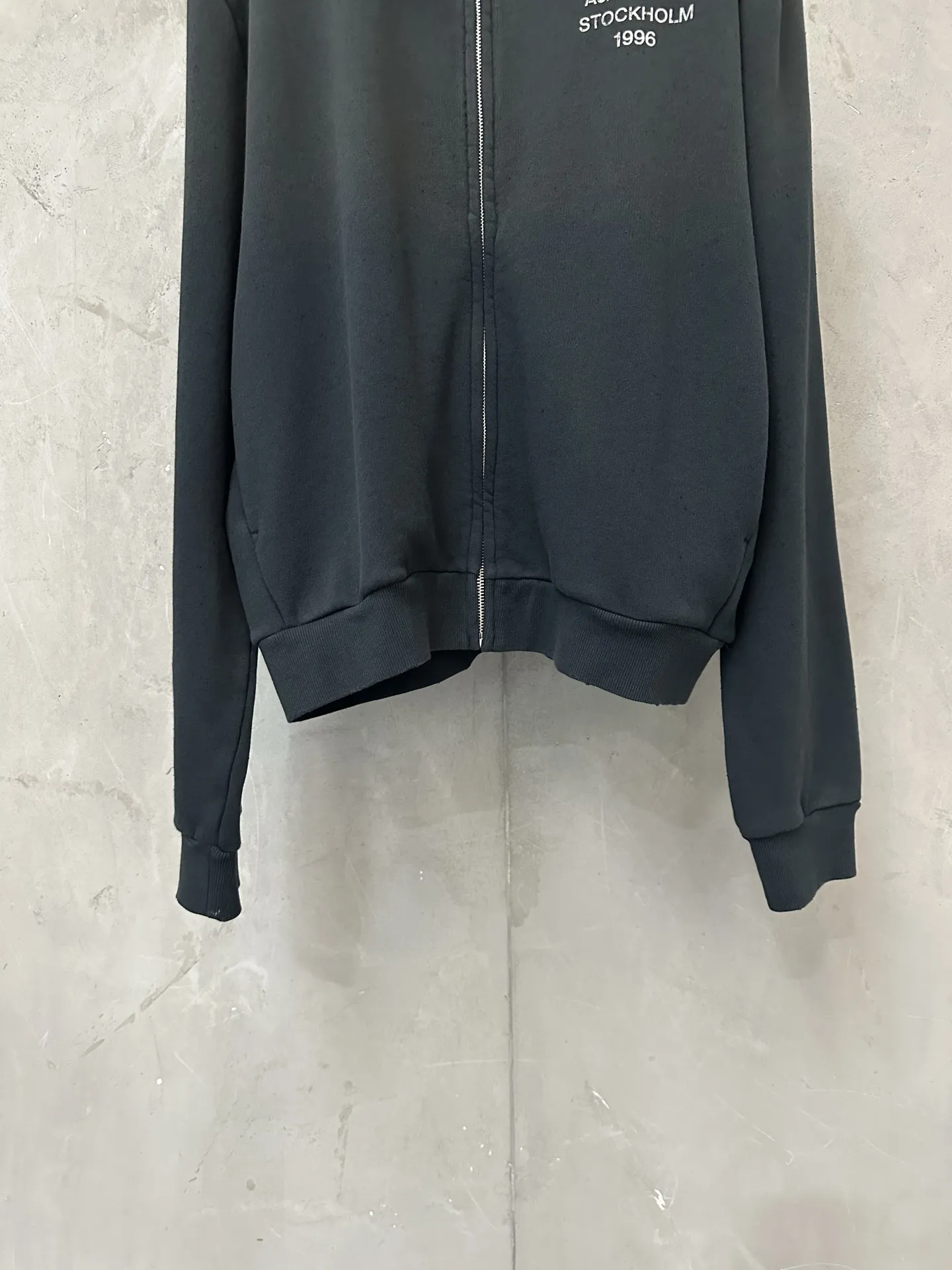 Logo-Embroidered Distressed Zip-Up Sweatshirt D28023713 — view 4