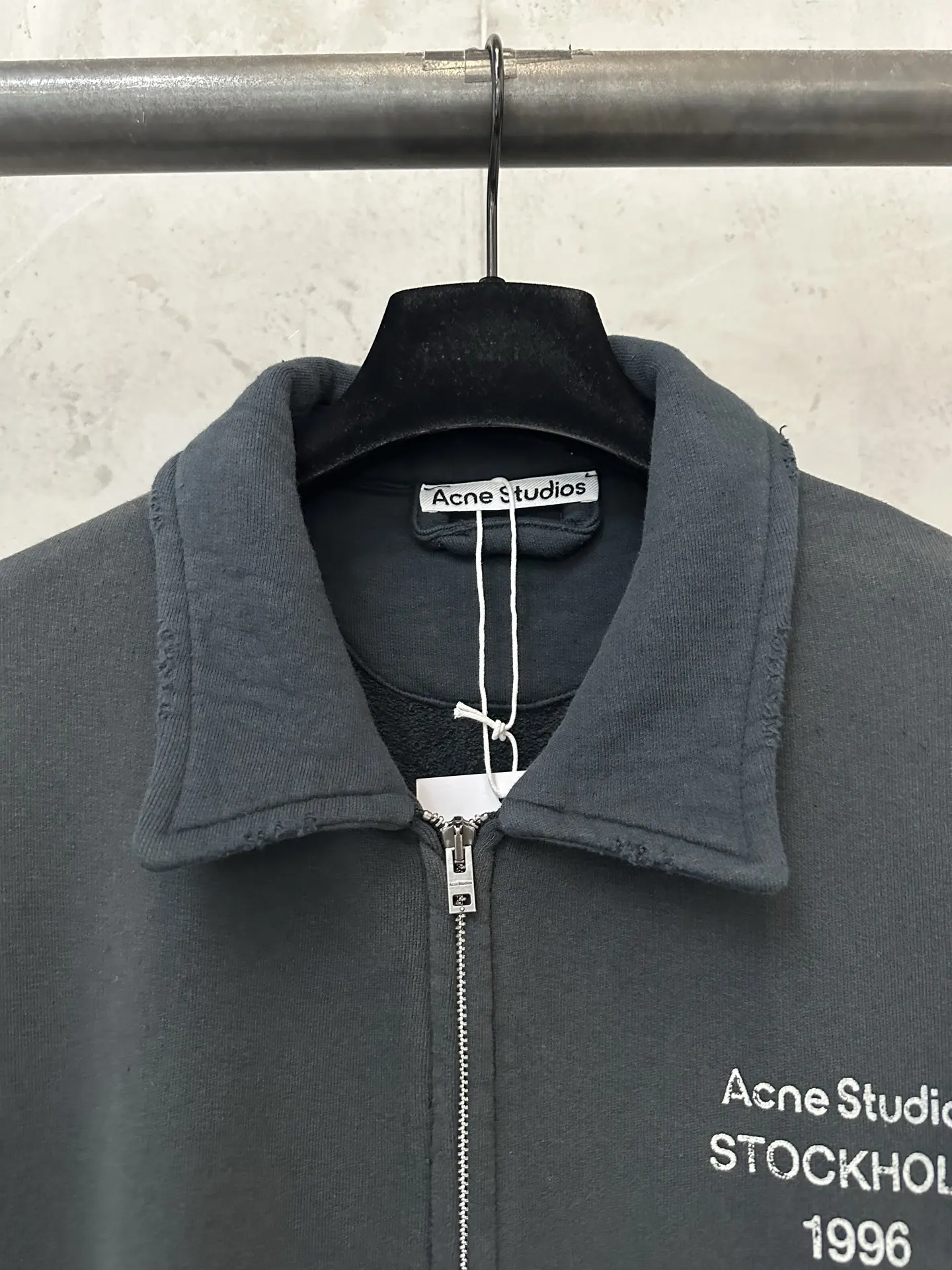 Logo-Embroidered Distressed Zip-Up Sweatshirt D28023713 — view 5
