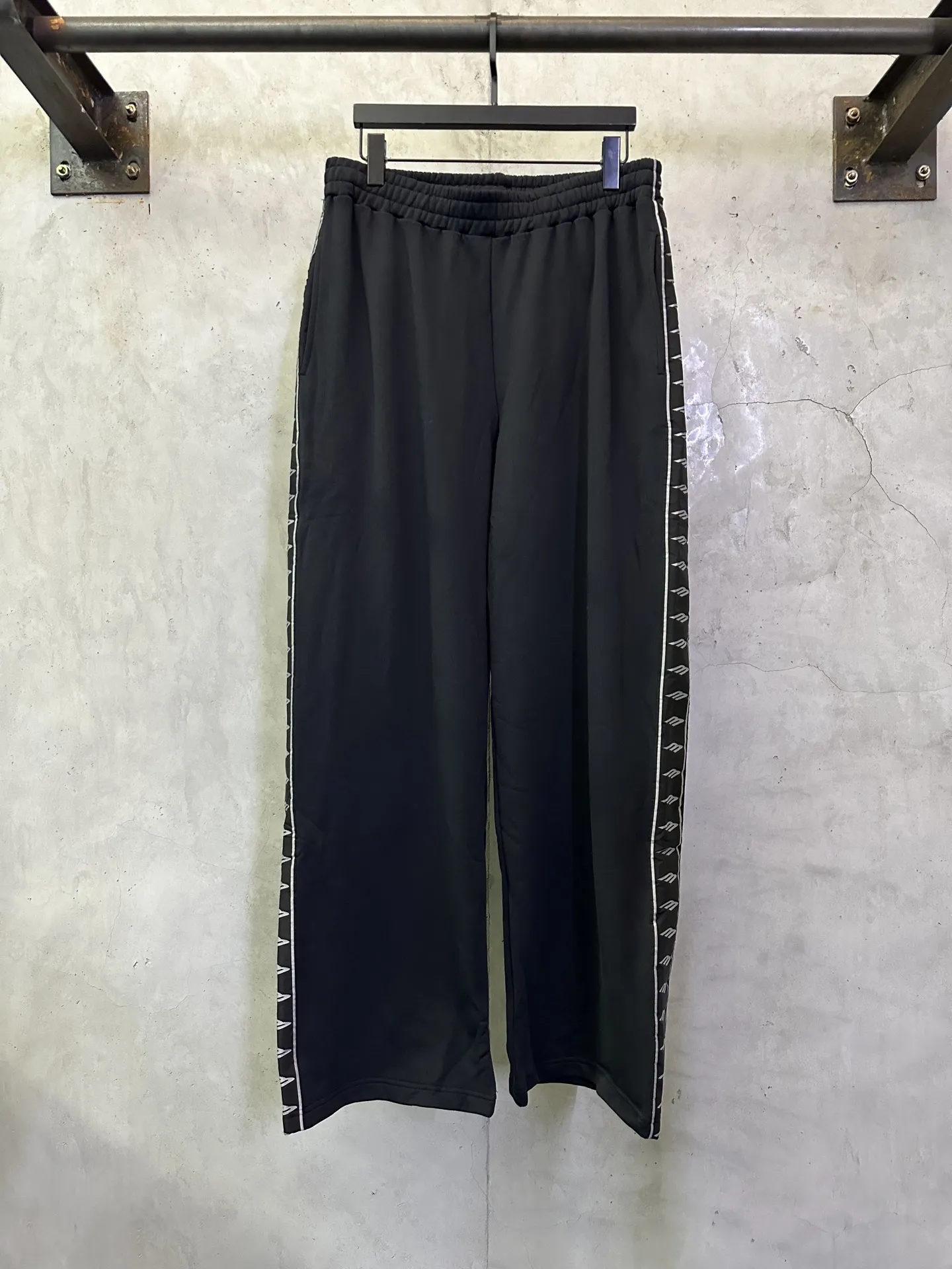 Logo-Tape Wide-Leg Sweatpants D28011495