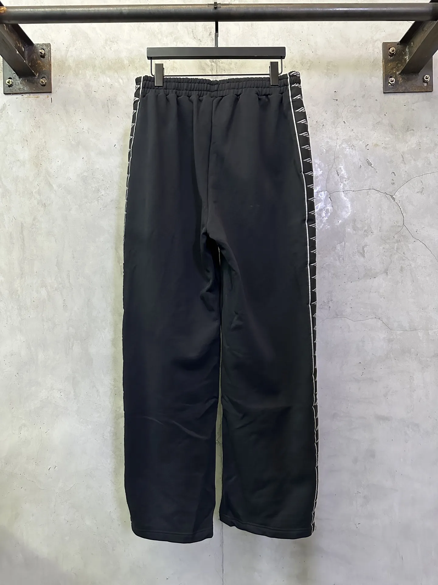 Logo-Tape Wide-Leg Sweatpants D28011495 — view 2