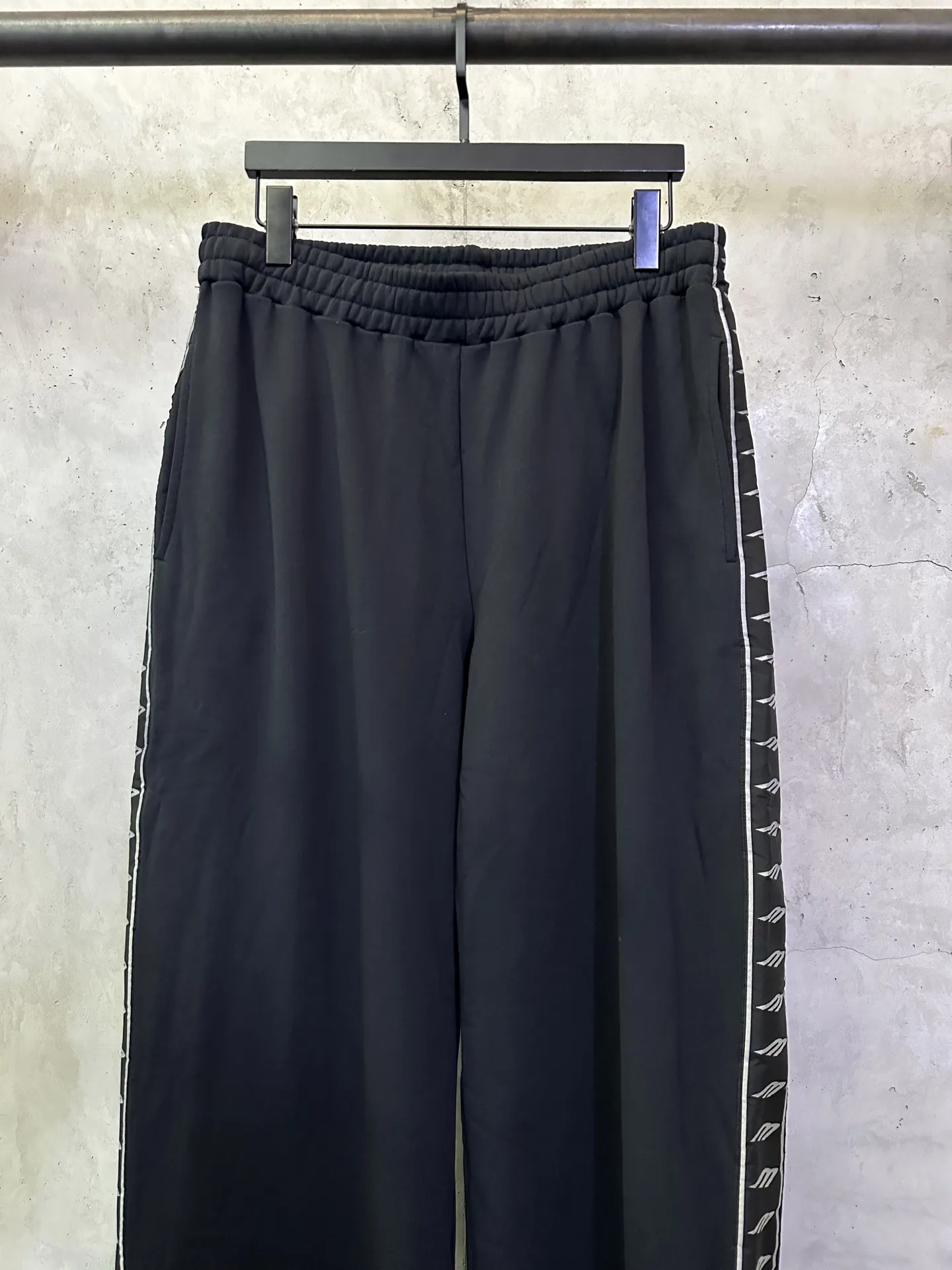 Logo-Tape Wide-Leg Sweatpants D28011495 — view 3
