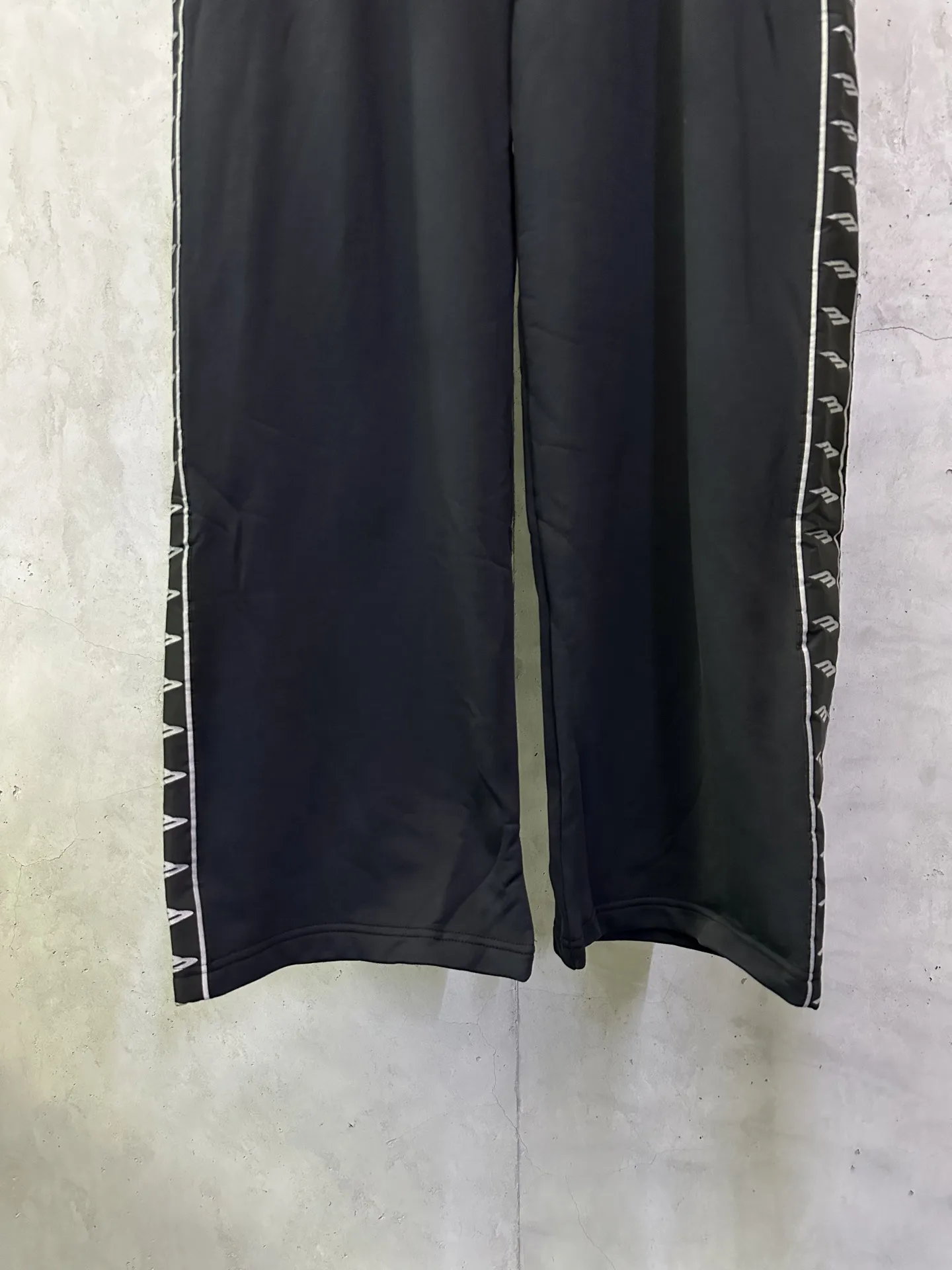 Logo-Tape Wide-Leg Sweatpants D28011495 — view 4