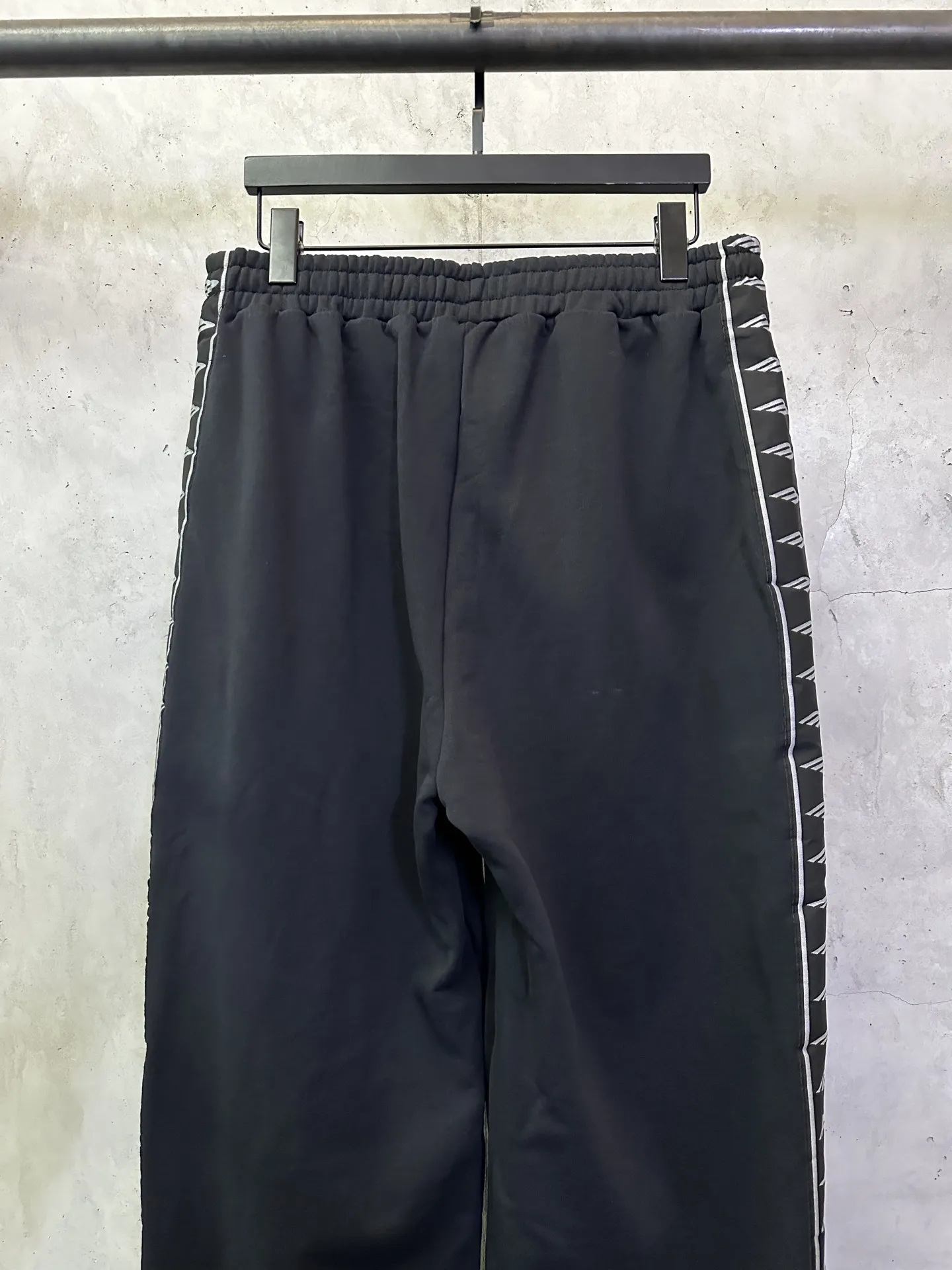 Logo-Tape Wide-Leg Sweatpants D28011495 — view 5
