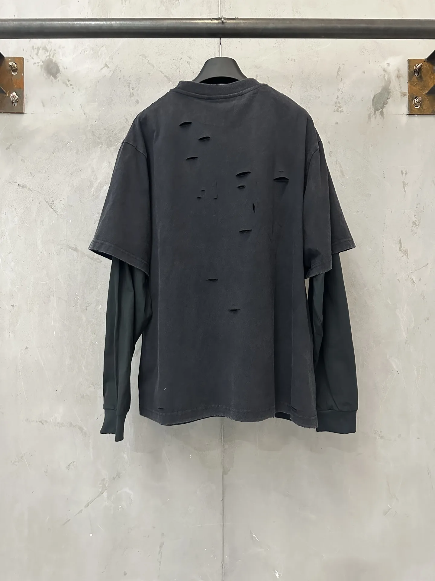 Distressed Double-Layer Long-Sleeve T-Shirt D28523100 — view 2