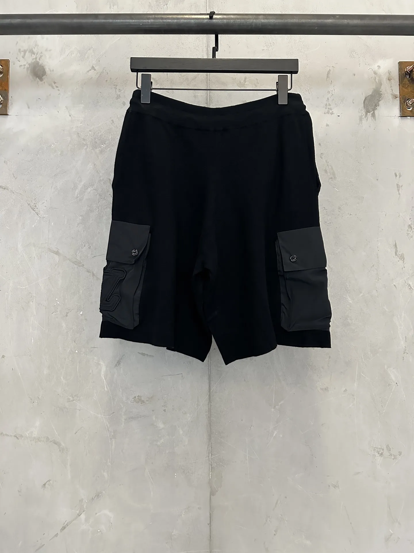 Logo-Patch Cotton-Blend Cargo Shorts D28511892 — view 2