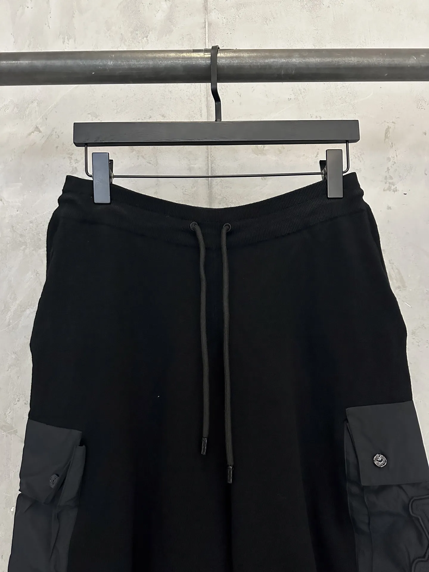 Logo-Patch Cotton-Blend Cargo Shorts D28511892 — view 3