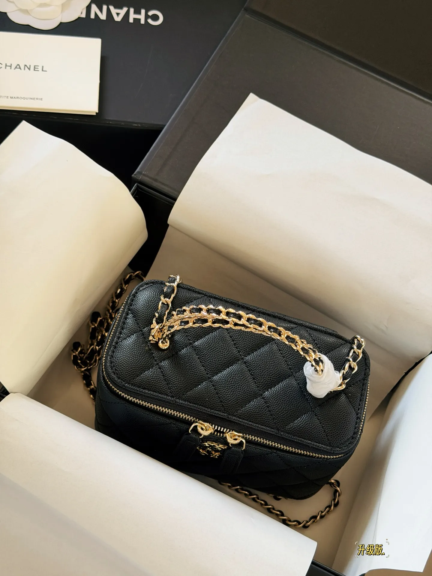 Quilted Vanity Case with Chain Strap D28518152 — view 4