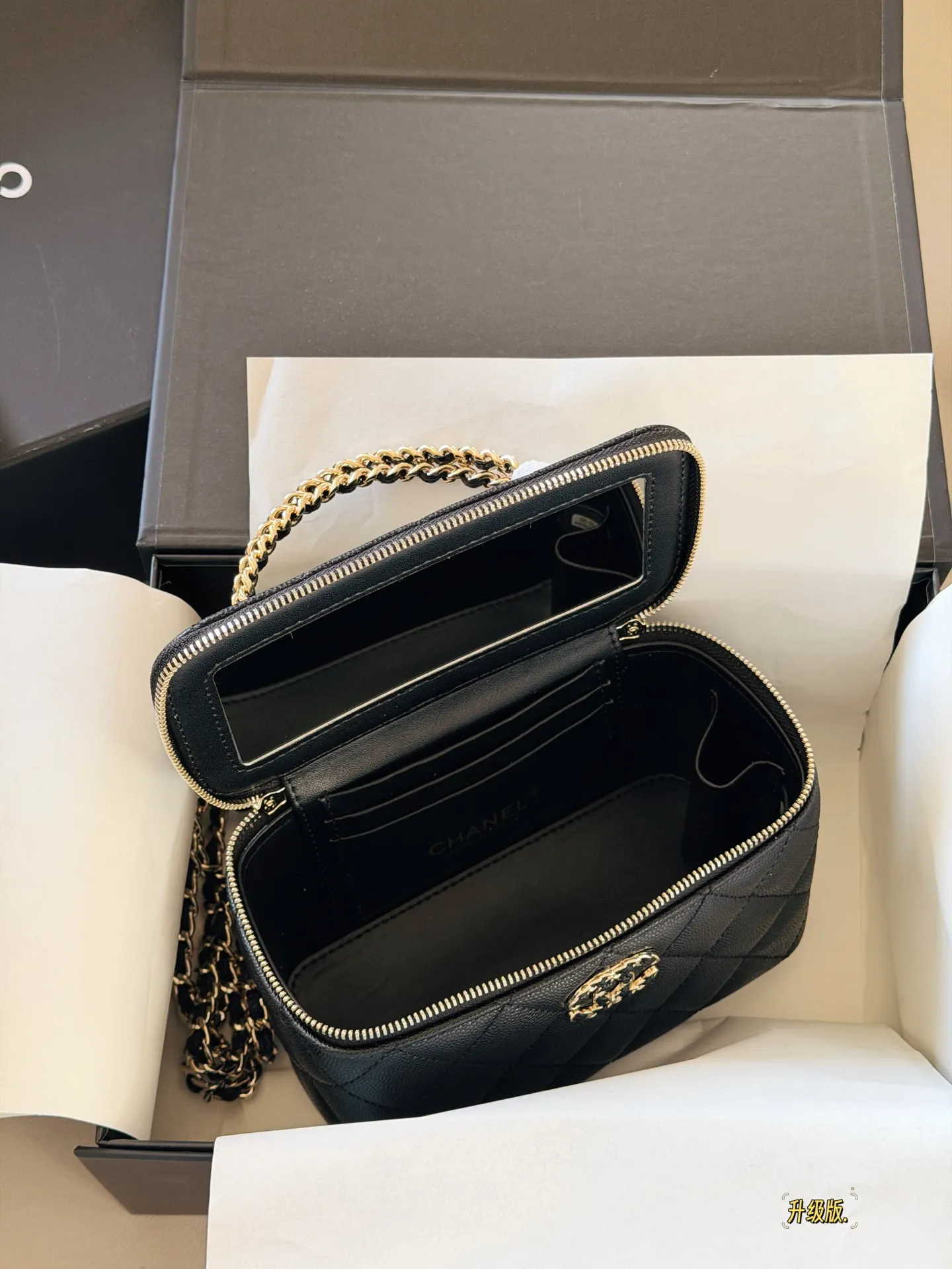 Quilted Vanity Case with Chain Strap D28518152 — view 9
