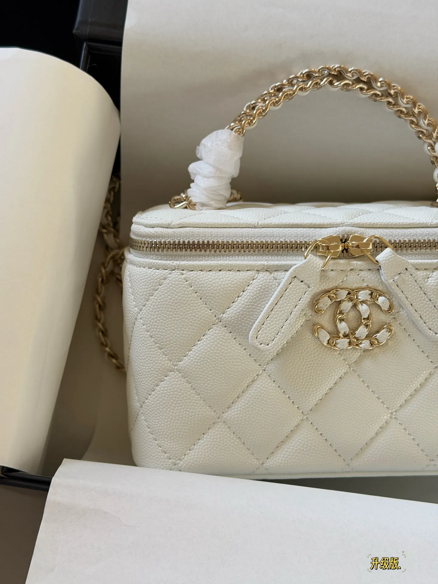 Quilted Vanity Case with Chain Strap D28518152 — view 11