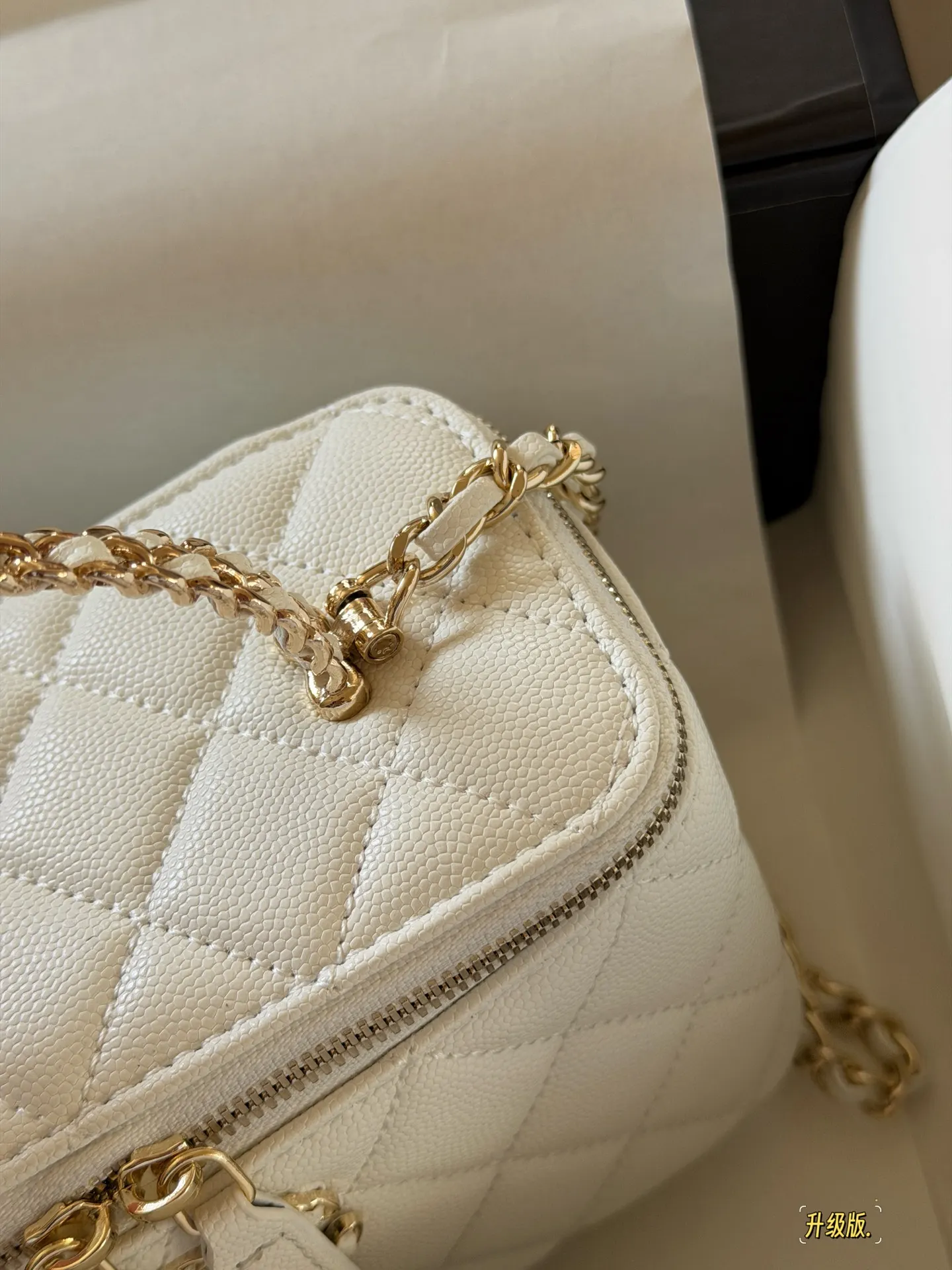 Quilted Vanity Case with Chain Strap D28518152 — view 17