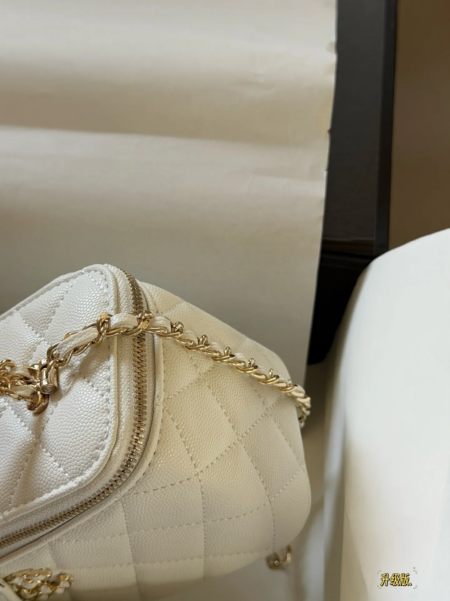 Quilted Vanity Case with Chain Strap D28518152 — view 12