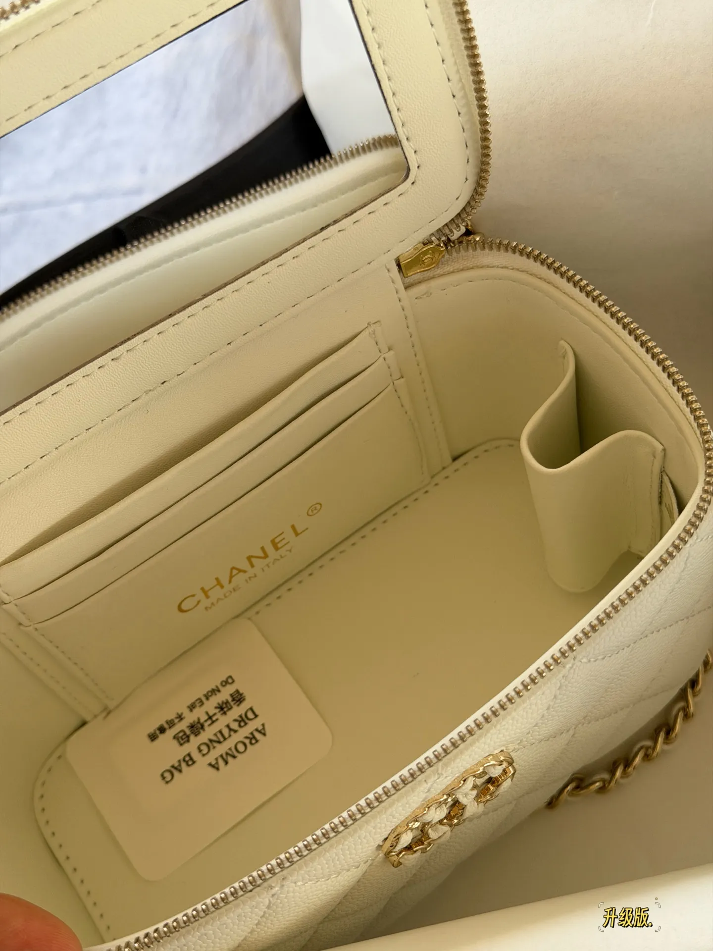 Quilted Vanity Case with Chain Strap D28518152 — view 14