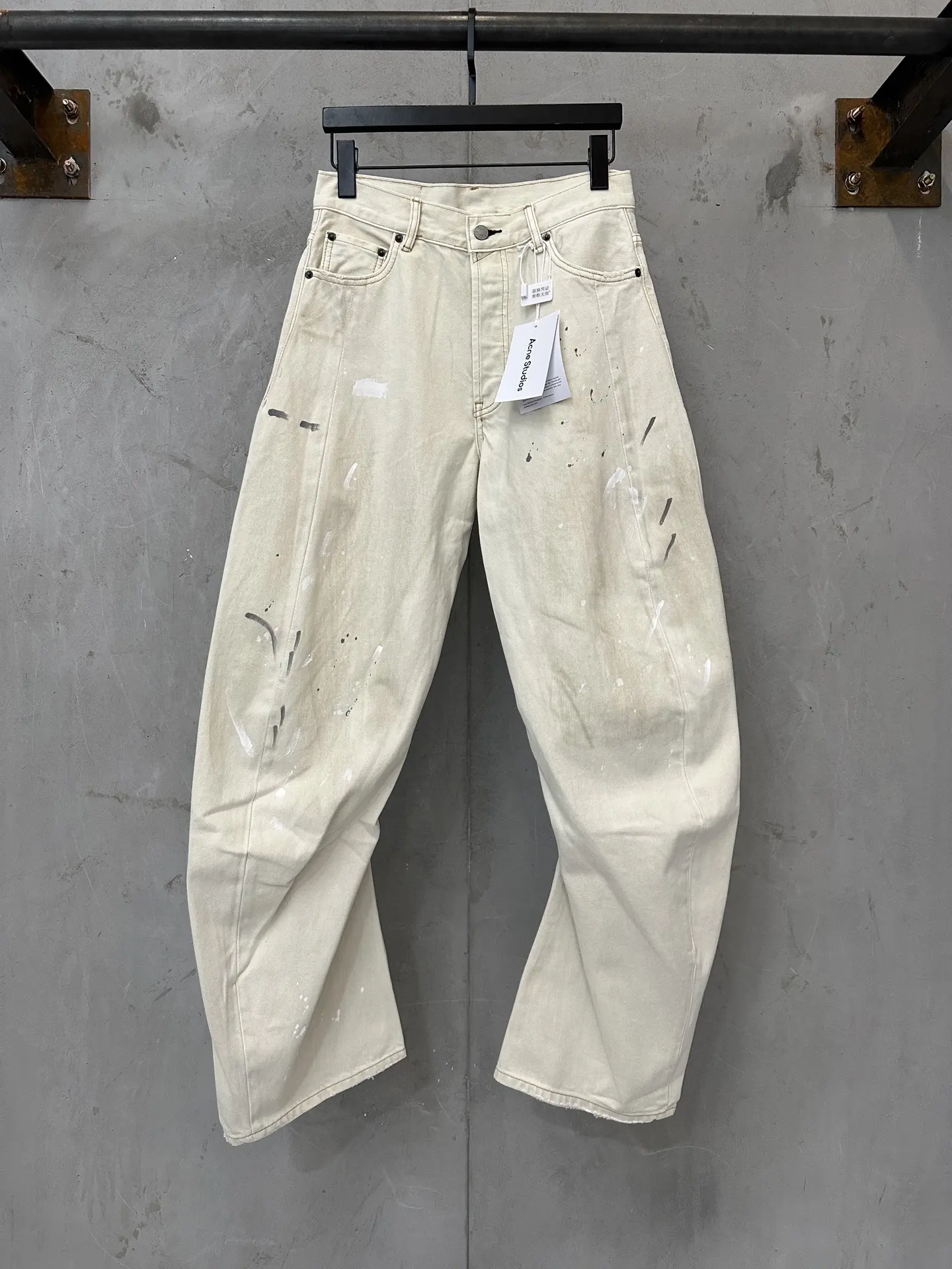 Paint-Splatter Distressed Straight-Leg Jeans D29011204