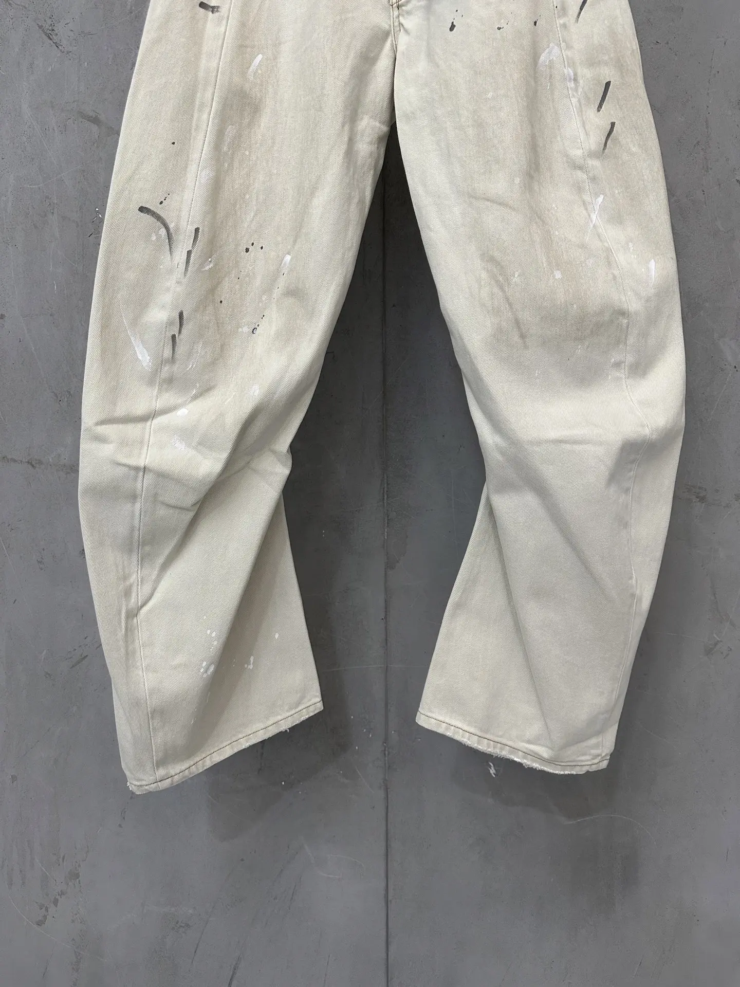 Paint-Splatter Distressed Straight-Leg Jeans D29011204 — view 4