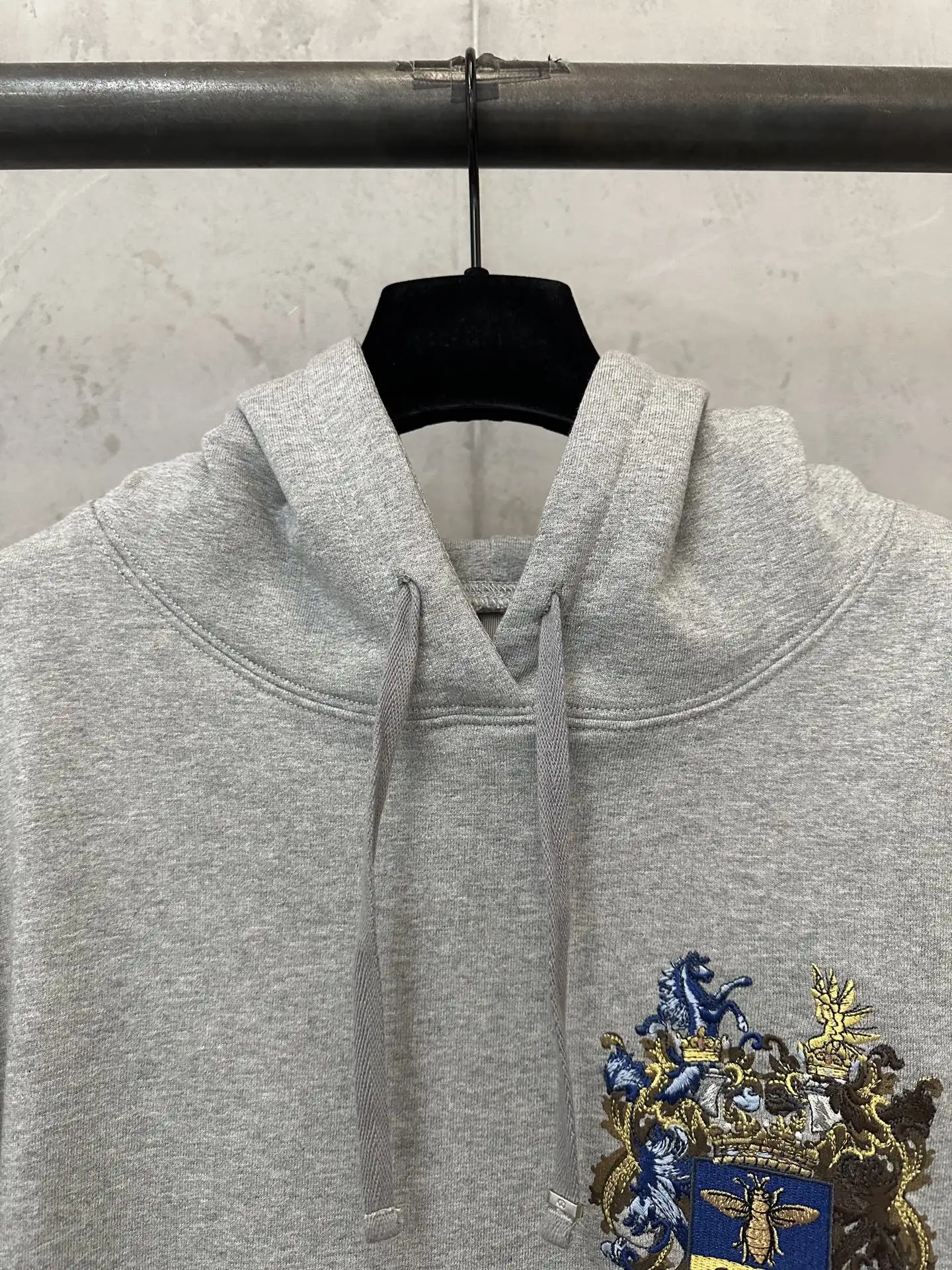 Embroidered Crest Logo Cotton Hoodie D29018906 — view 5
