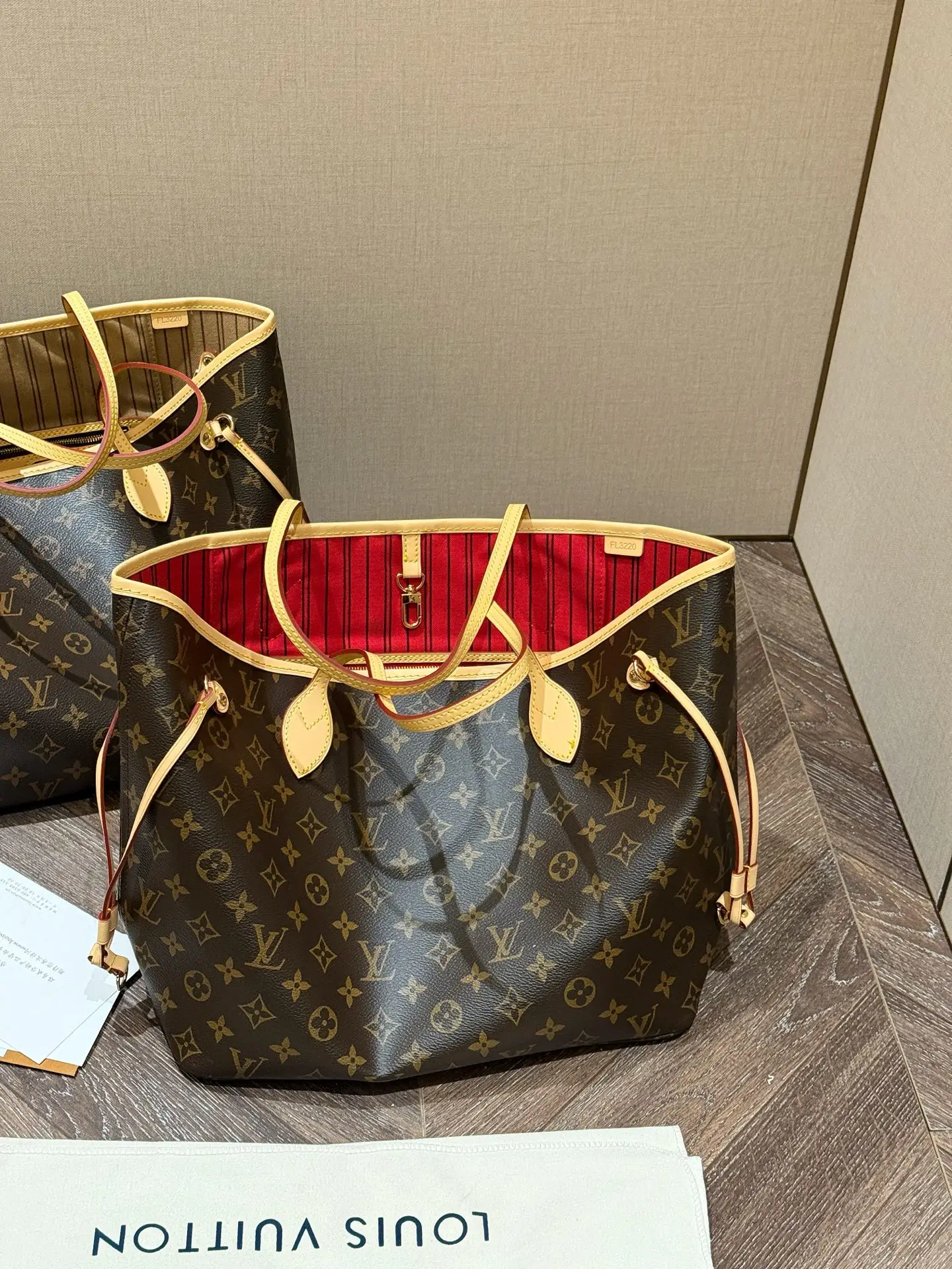 Neverfull MM Monogram Tote Bag D30018056 — view 2