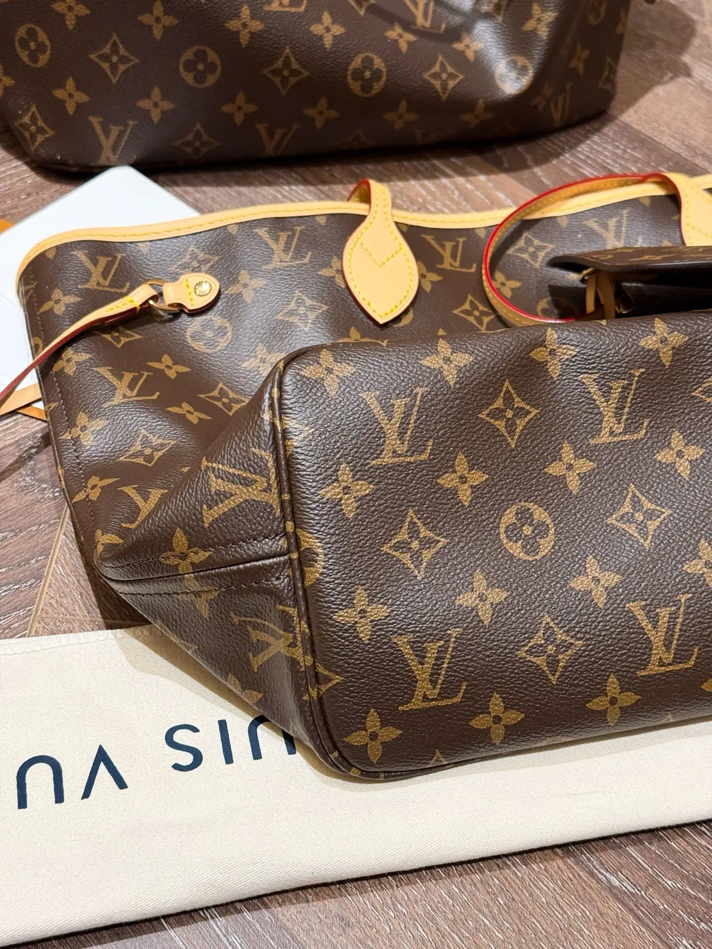 Neverfull MM Monogram Tote Bag D30018056 — view 3