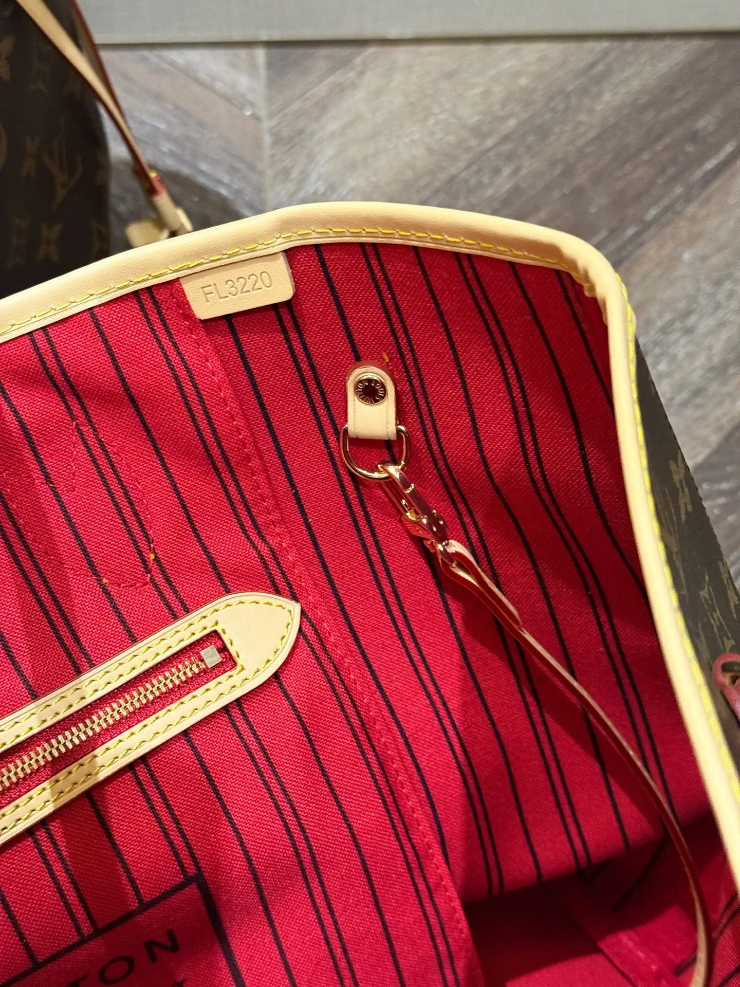 Neverfull MM Monogram Tote Bag D30018056 — view 7