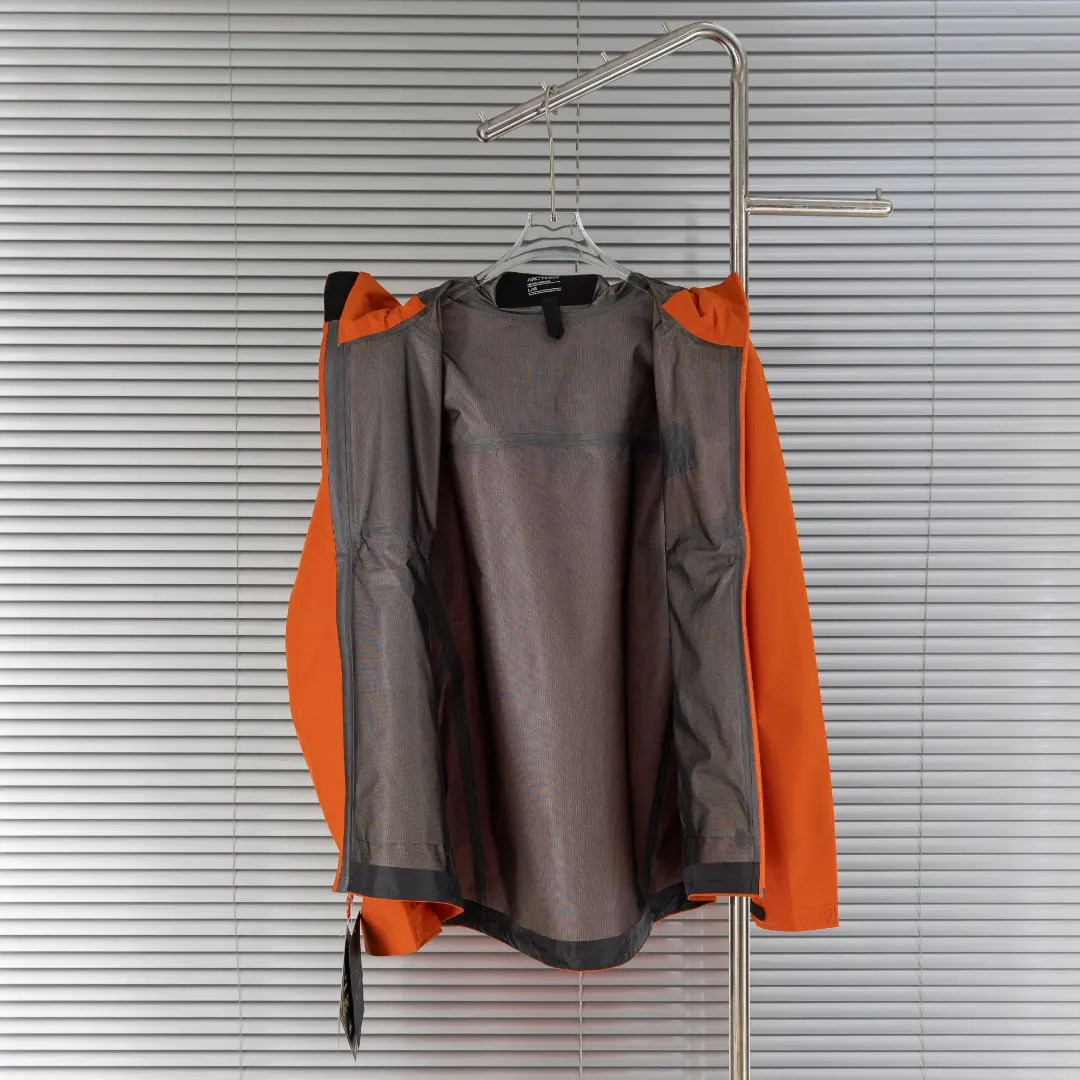 Arc'teryx Beta LT GORE-TEX Hooded Jacket D30023656 — view 3