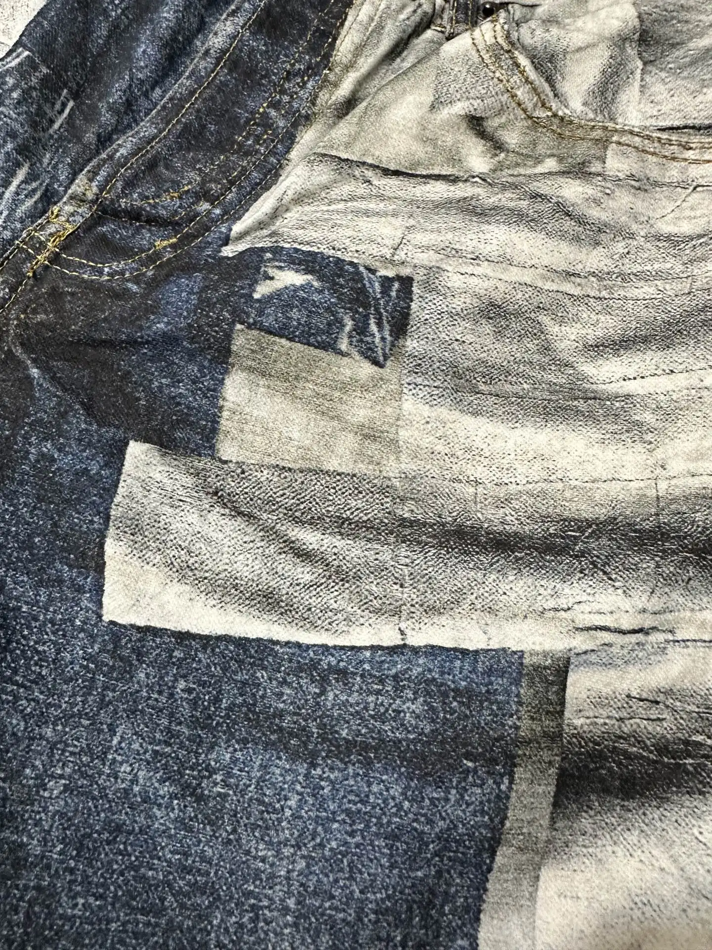 Trompe L'oeil Print Straight-Leg Jeans D31022227 — view 7