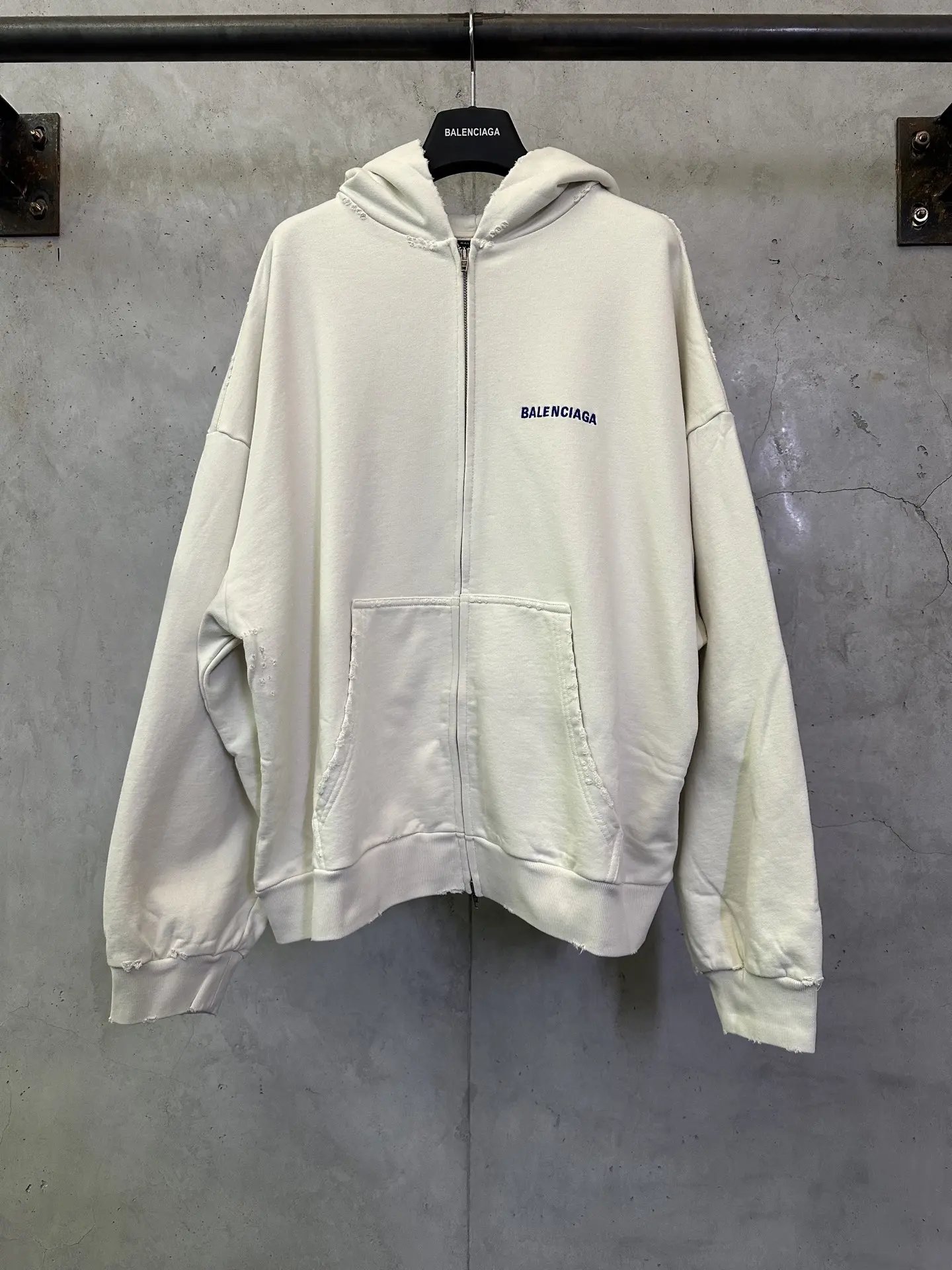Logo-Embroidered Distressed Zip-Up Hoodie D31011498