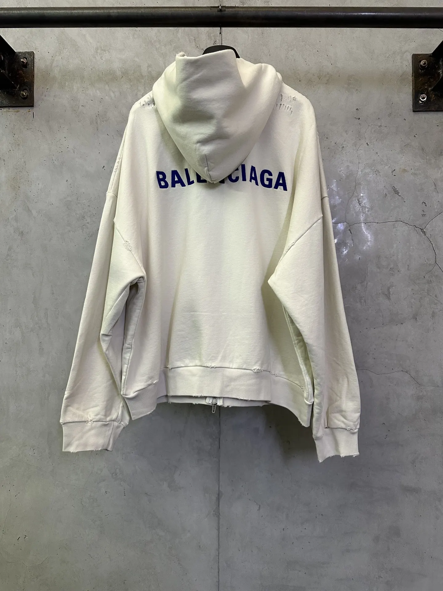 Logo-Embroidered Distressed Zip-Up Hoodie D31011498 — view 2
