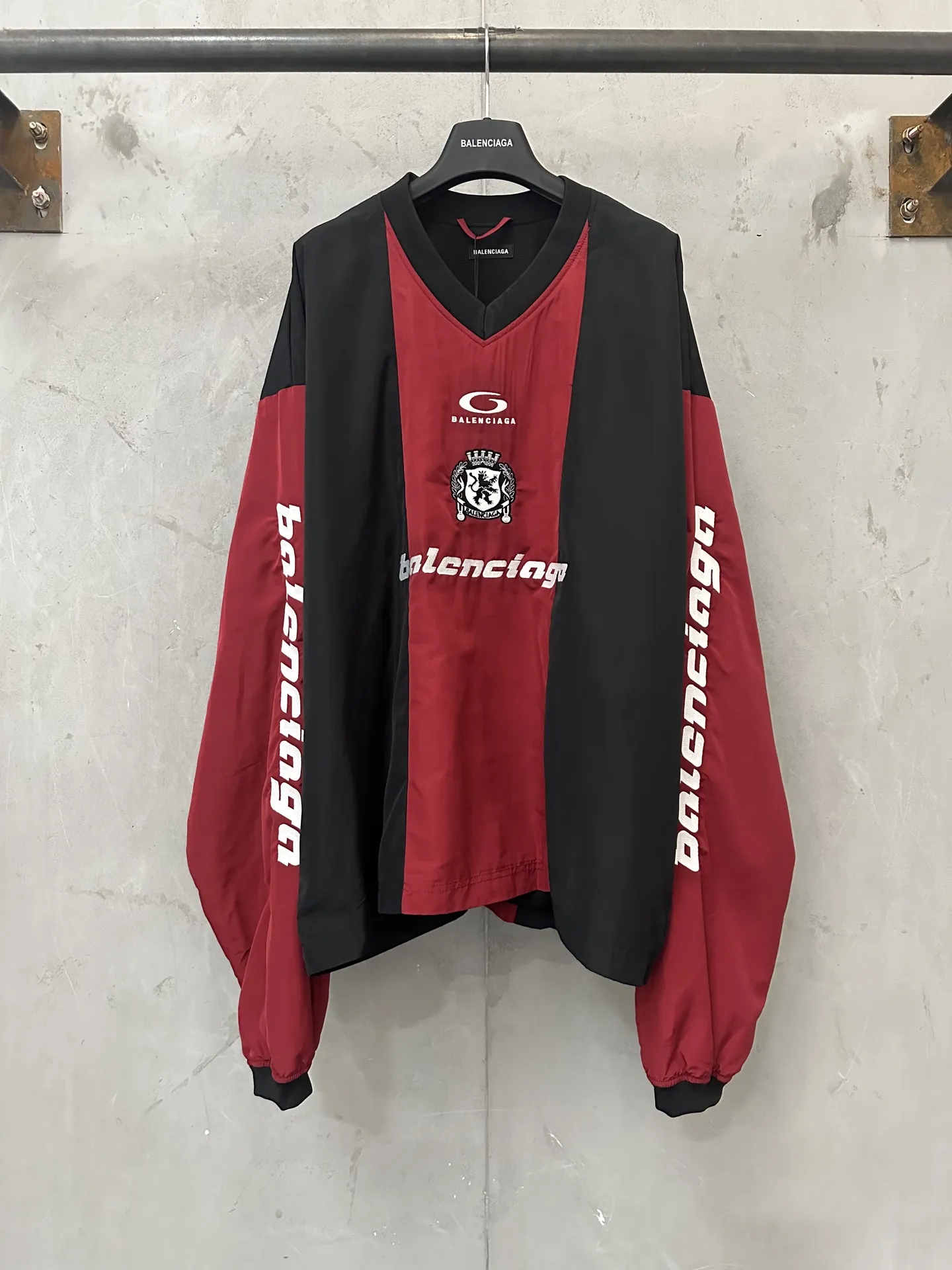 Color-Block Nylon V-Neck Jersey D31023082