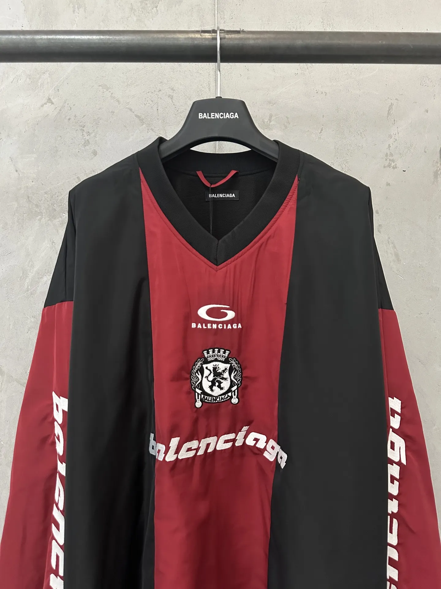 Color-Block Nylon V-Neck Jersey D31023082 — view 3