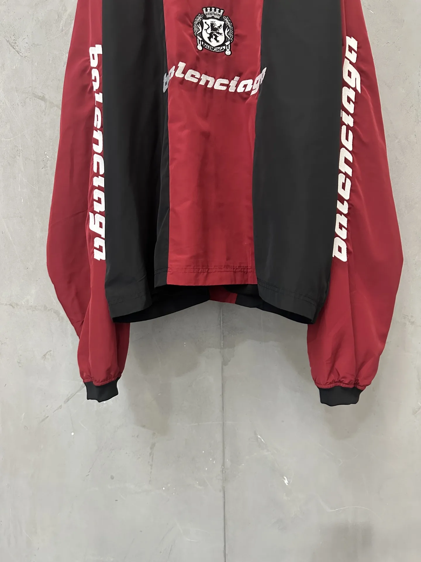 Color-Block Nylon V-Neck Jersey D31023082 — view 4