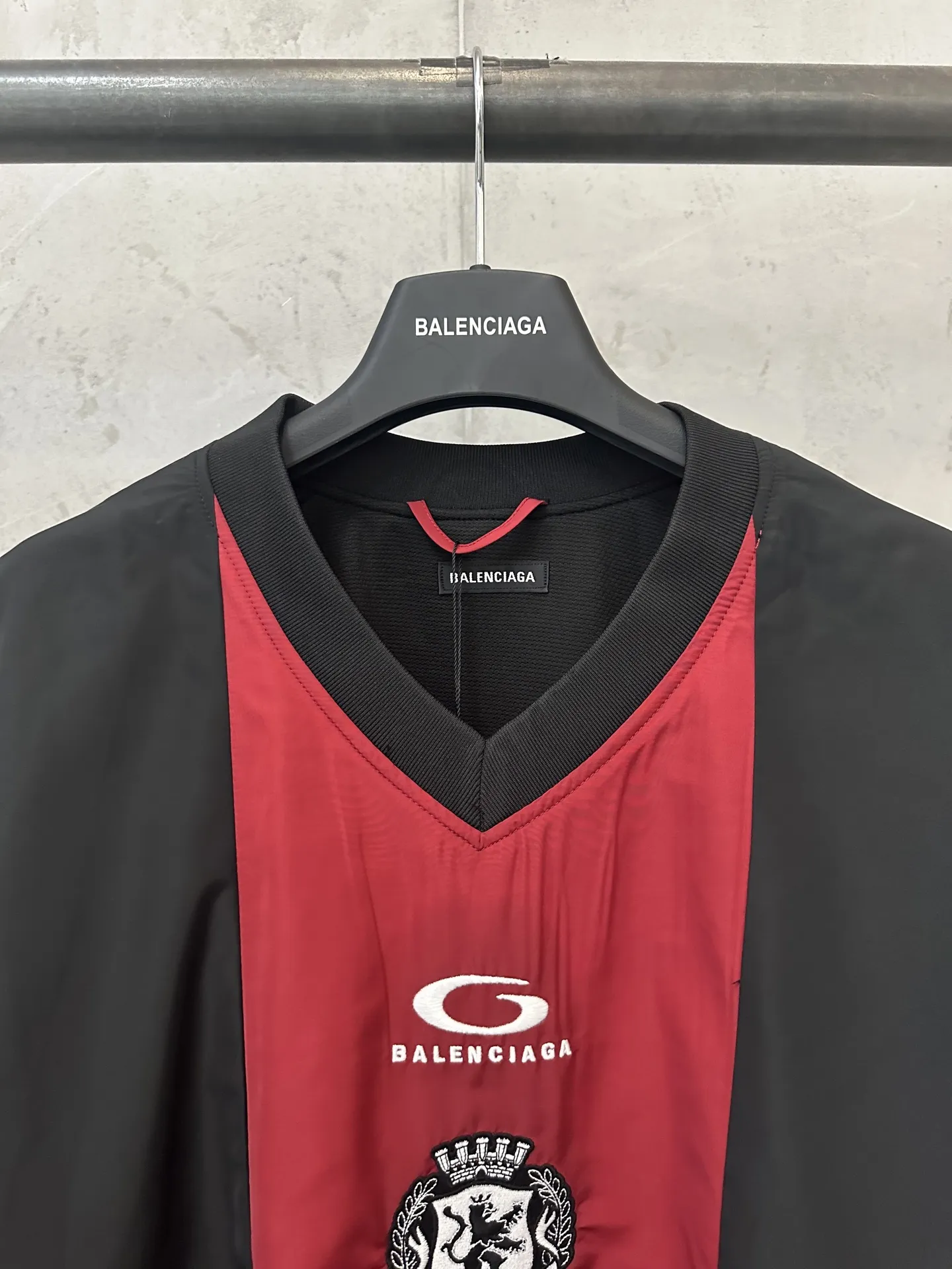 Color-Block Nylon V-Neck Jersey D31023082 — view 5