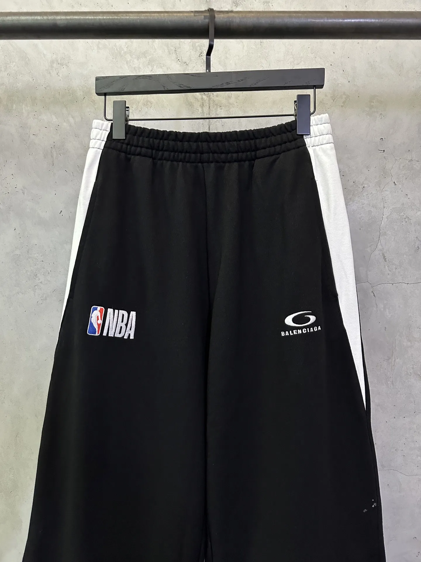 Balenciaga x NBA Embroidered Wide-Leg Sweatpants D32012353 — view 3