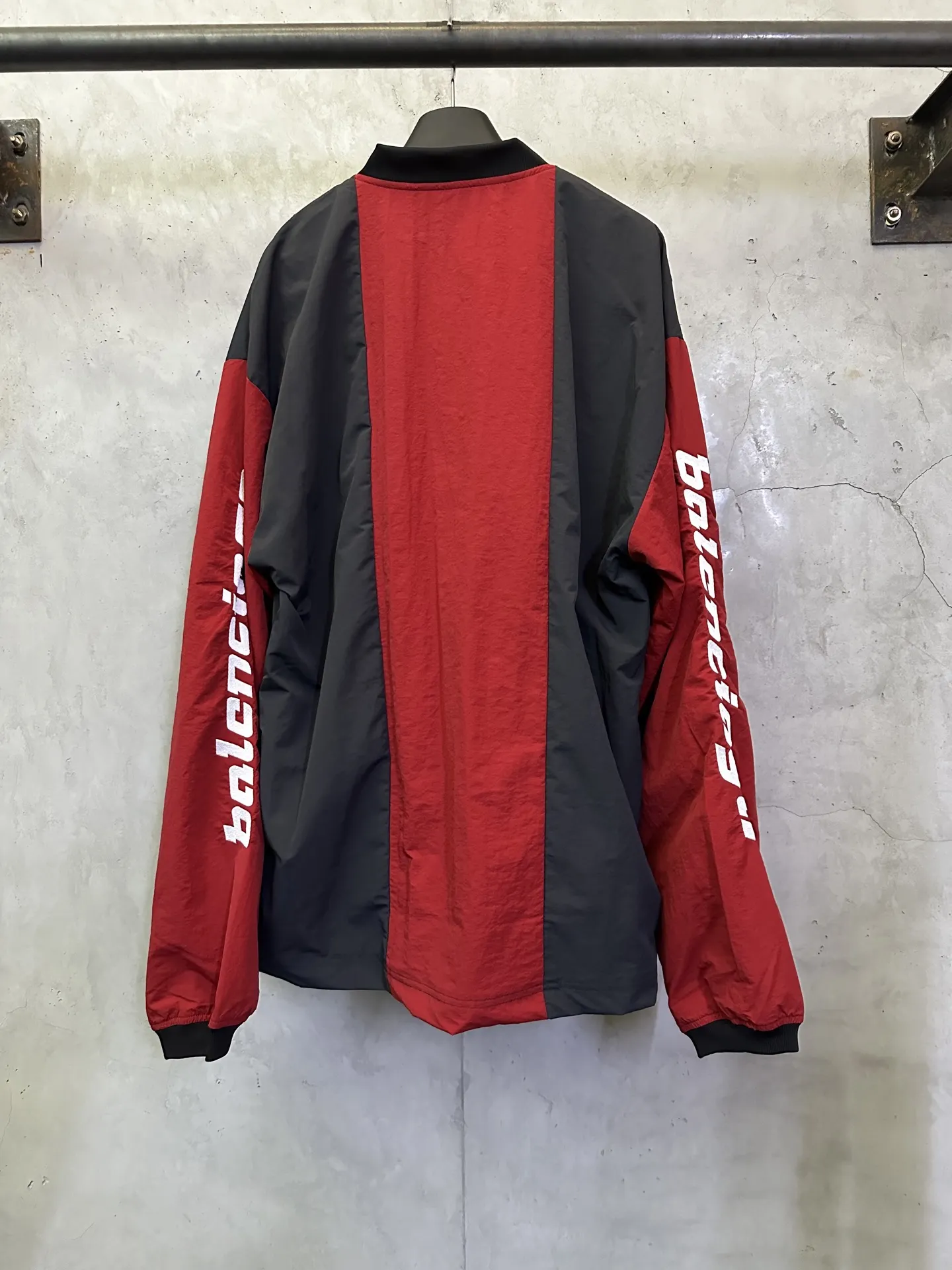 Color-Block Nylon V-Neck Jersey D32012334 — view 2