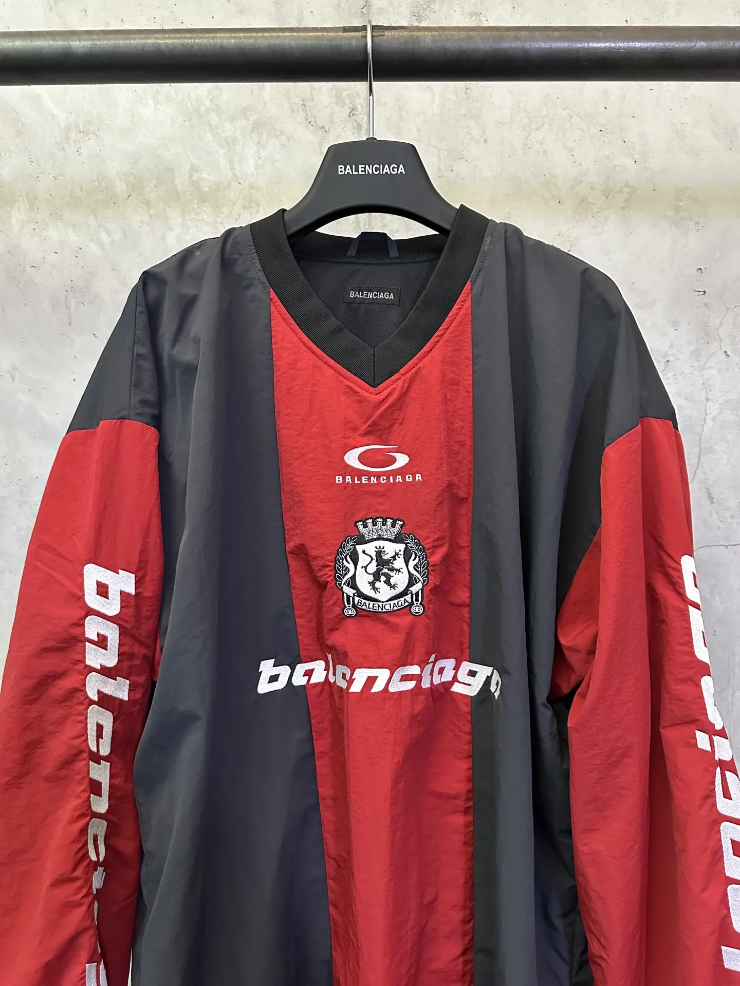 Color-Block Nylon V-Neck Jersey D32012334 — view 3