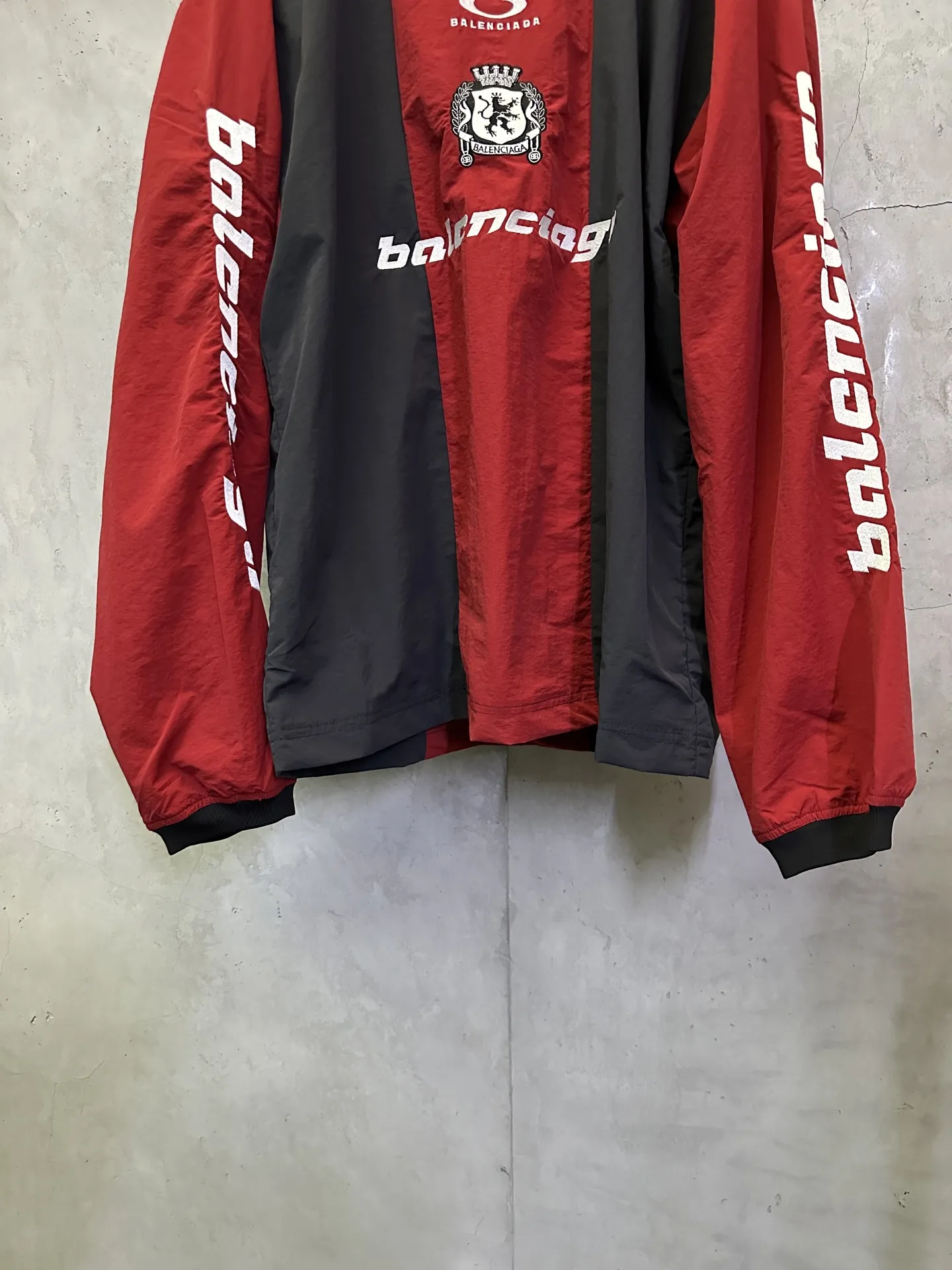 Color-Block Nylon V-Neck Jersey D32012334 — view 4