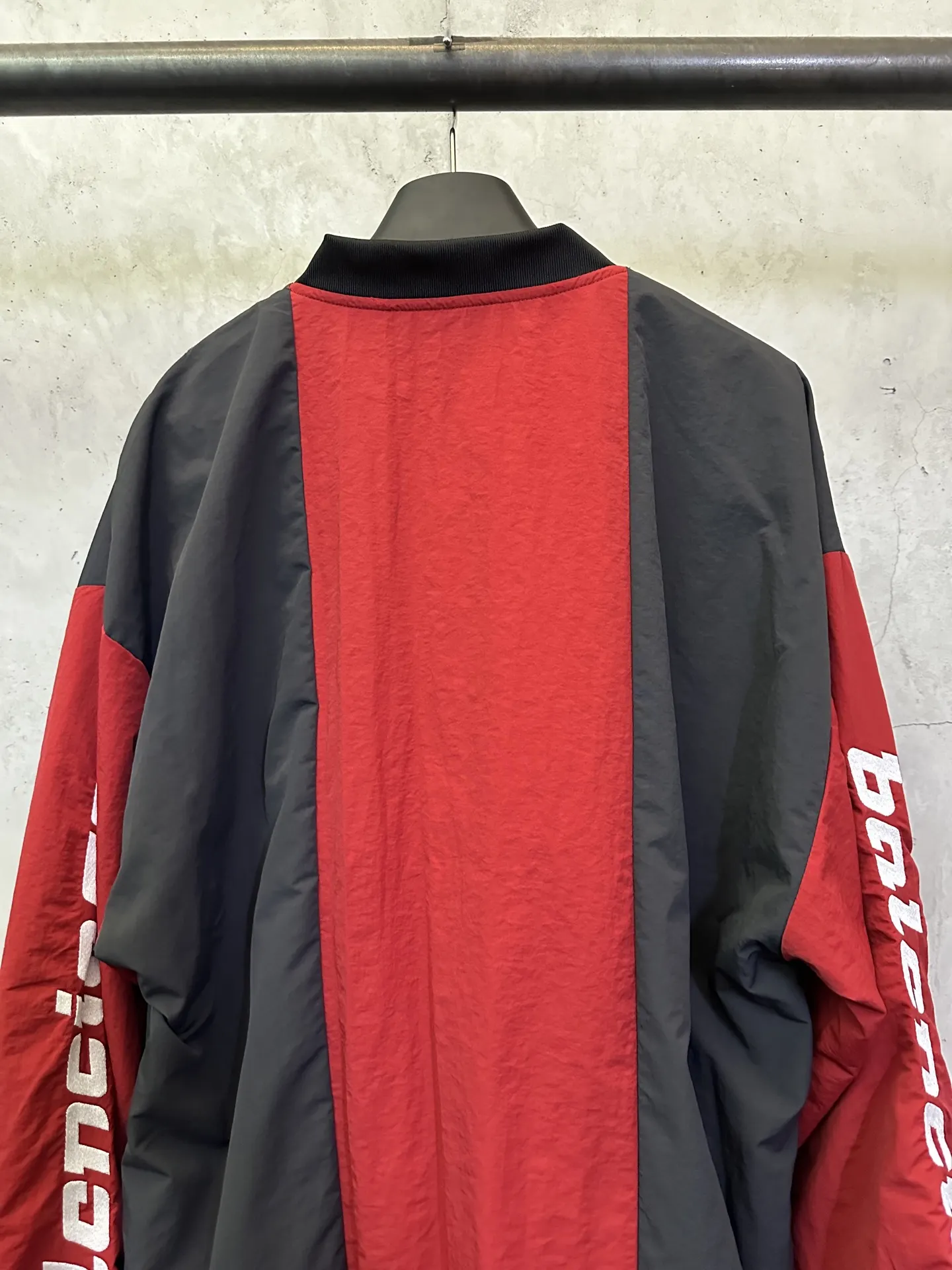 Color-Block Nylon V-Neck Jersey D32012334 — view 5