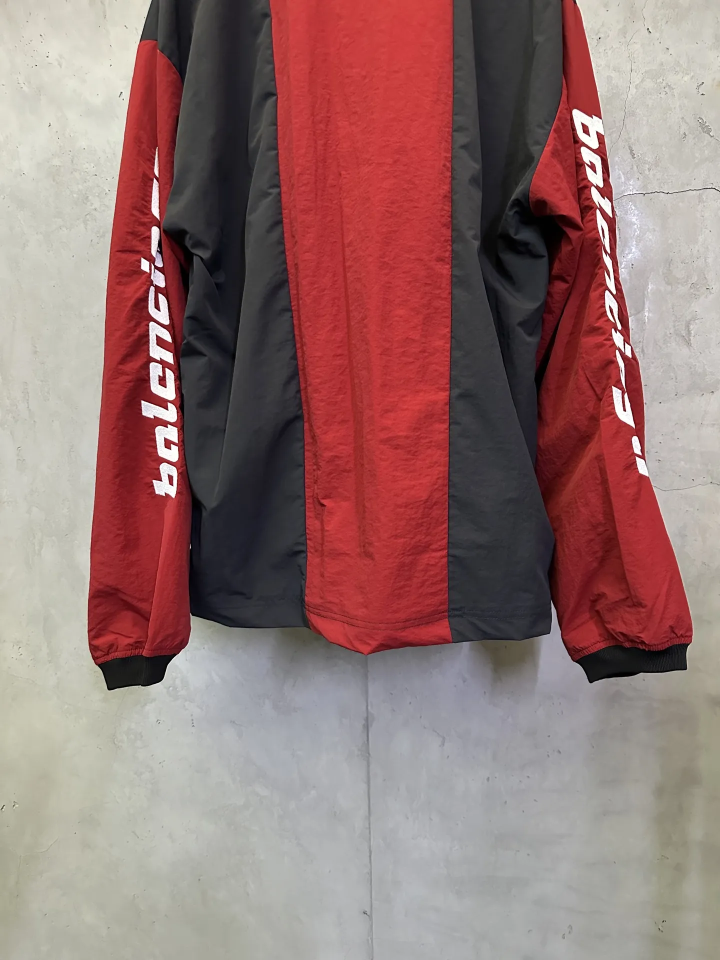 Color-Block Nylon V-Neck Jersey D32012334 — view 6