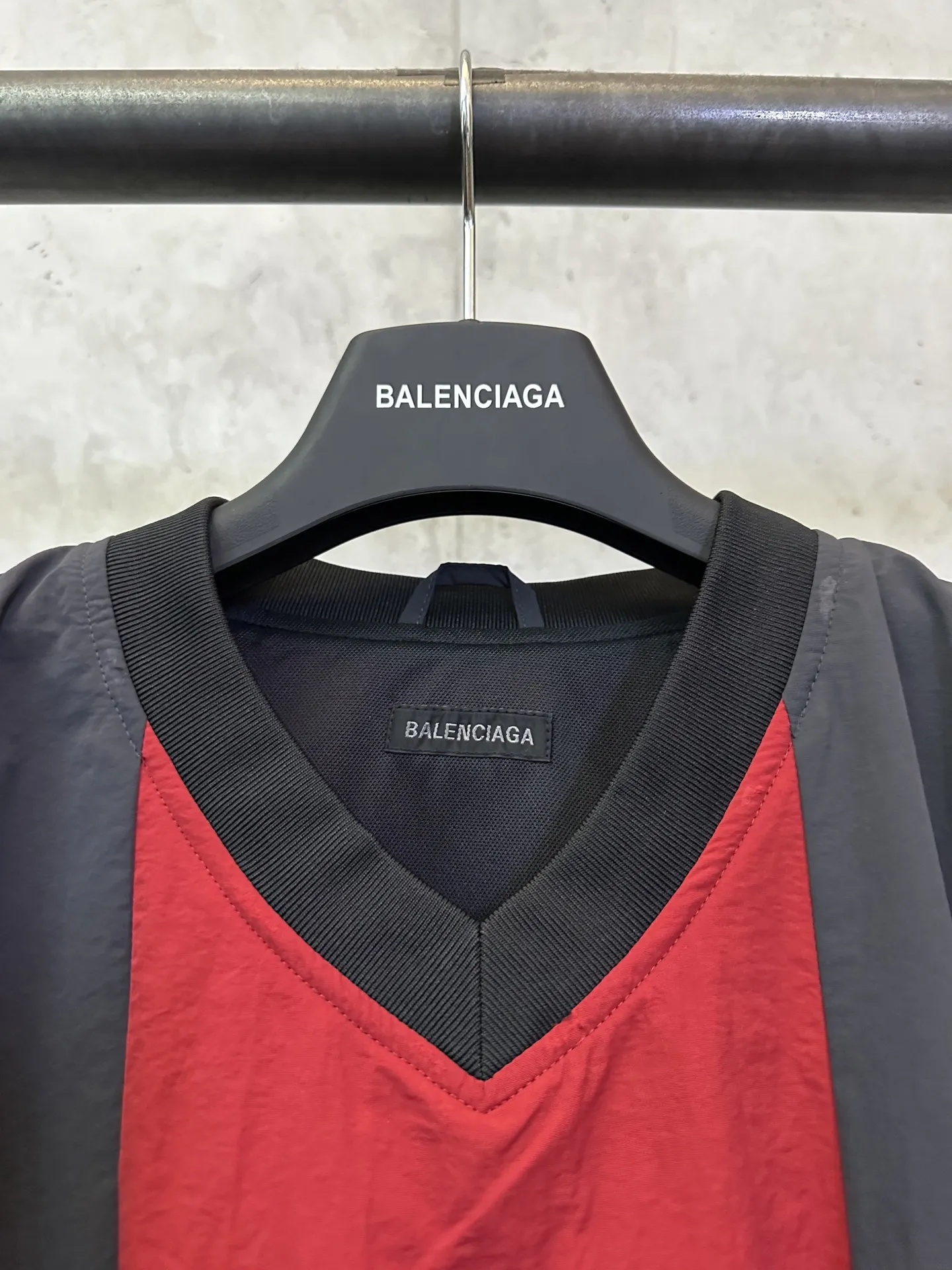 Color-Block Nylon V-Neck Jersey D32012334 — view 7