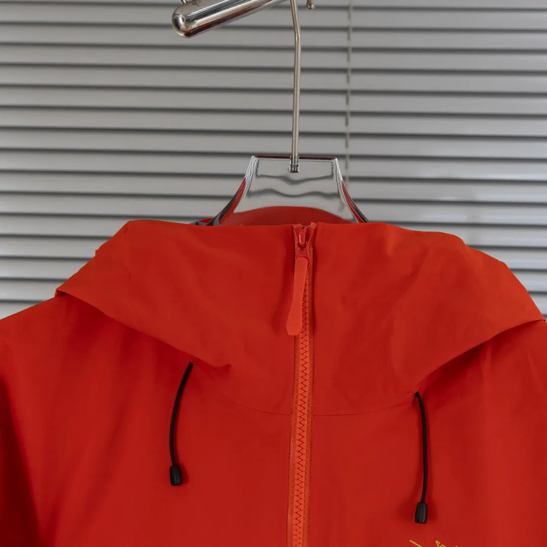 Alpha SV GORE-TEX Pro Hardshell Jacket D33023663 — view 5