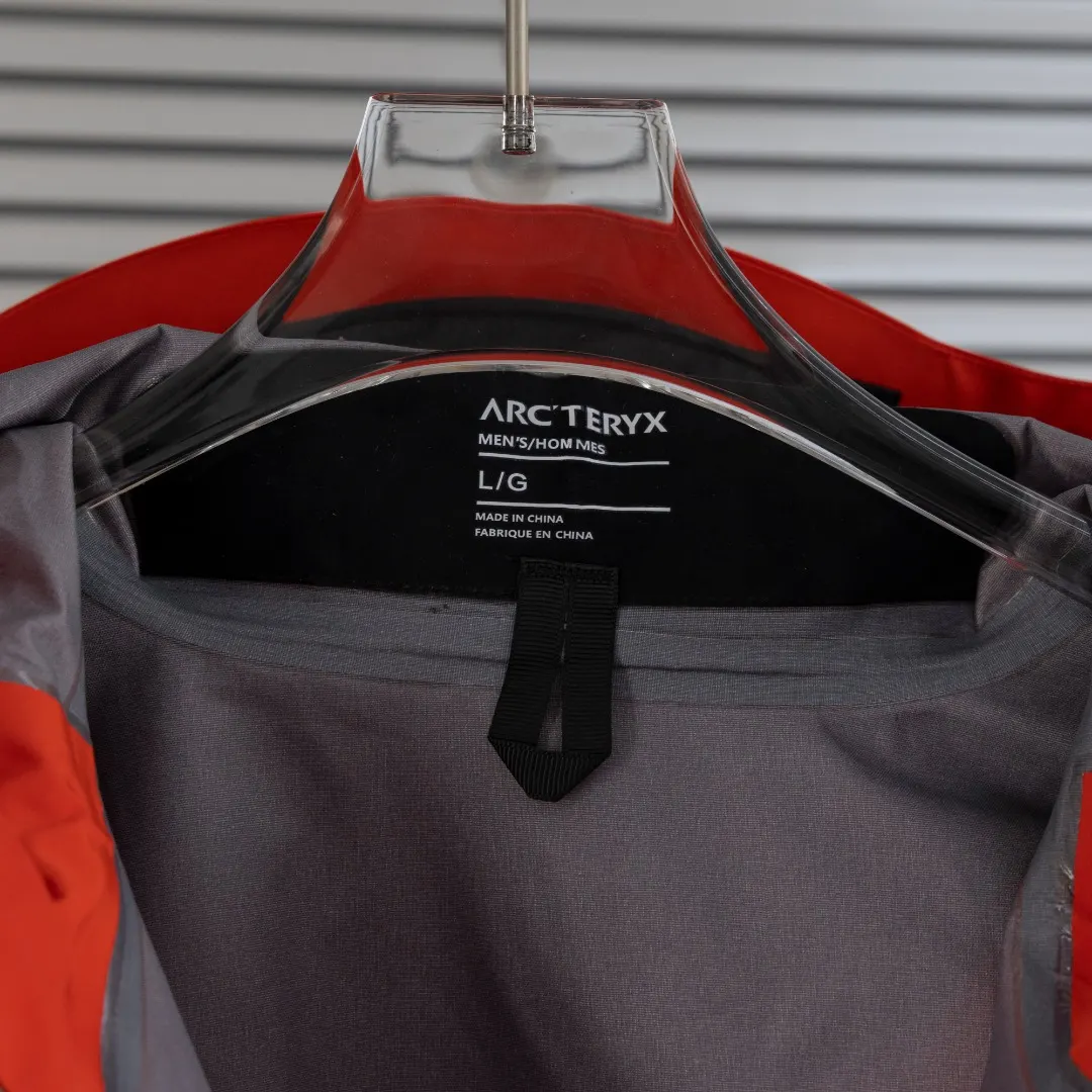 Alpha SV GORE-TEX Pro Hardshell Jacket D33023663 — view 12