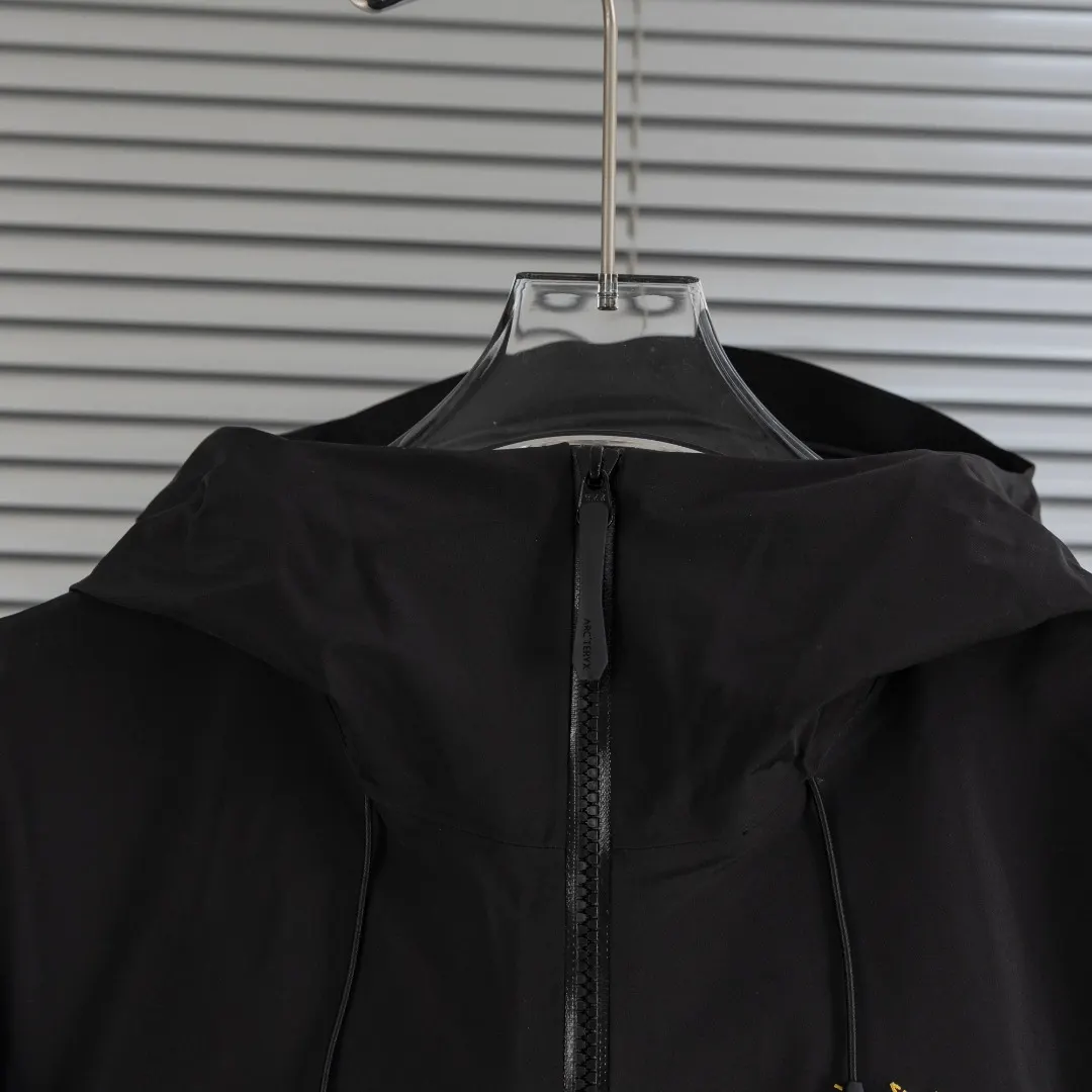 Alpha SV GORE-TEX Pro Hardshell Jacket D33023665 — view 5