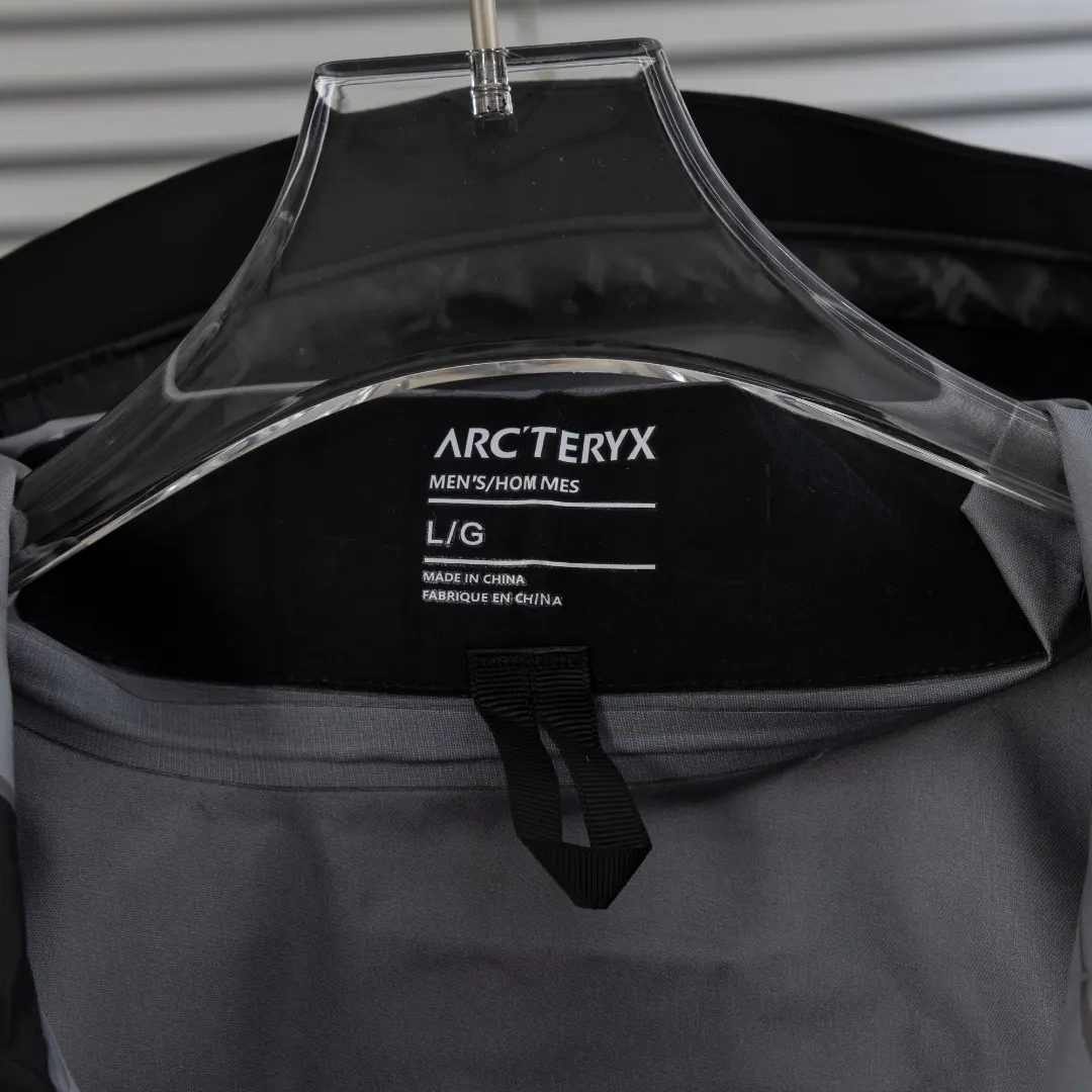 Alpha SV GORE-TEX Pro Hardshell Jacket D33023665 — view 12