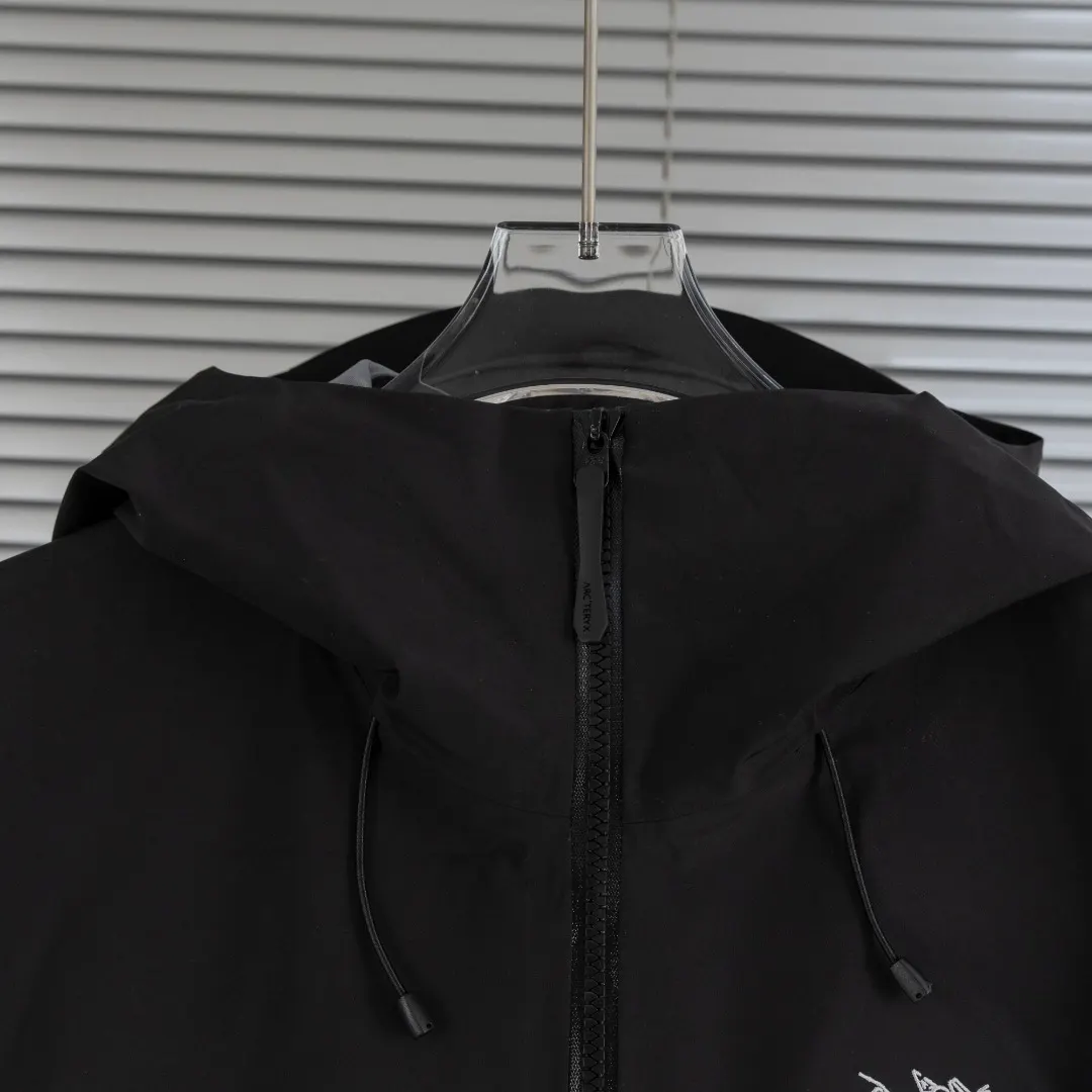 Alpha SV GORE-TEX Pro Hooded Shell Jacket D33023664 — view 5
