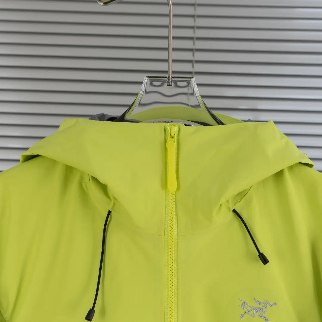 Alpha SV GORE-TEX Pro Hardshell Jacket D33023662 — view 5