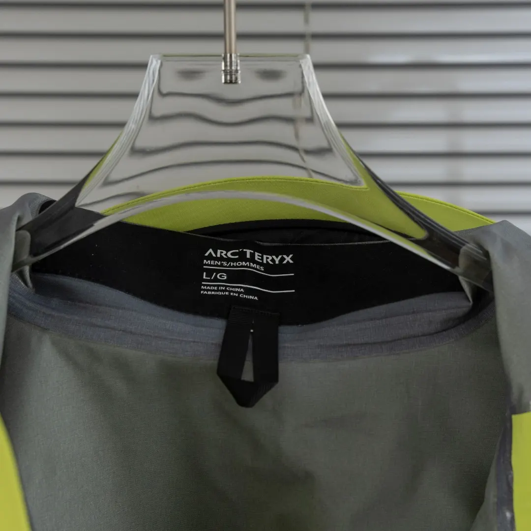 Alpha SV GORE-TEX Pro Hardshell Jacket D33023662 — view 12