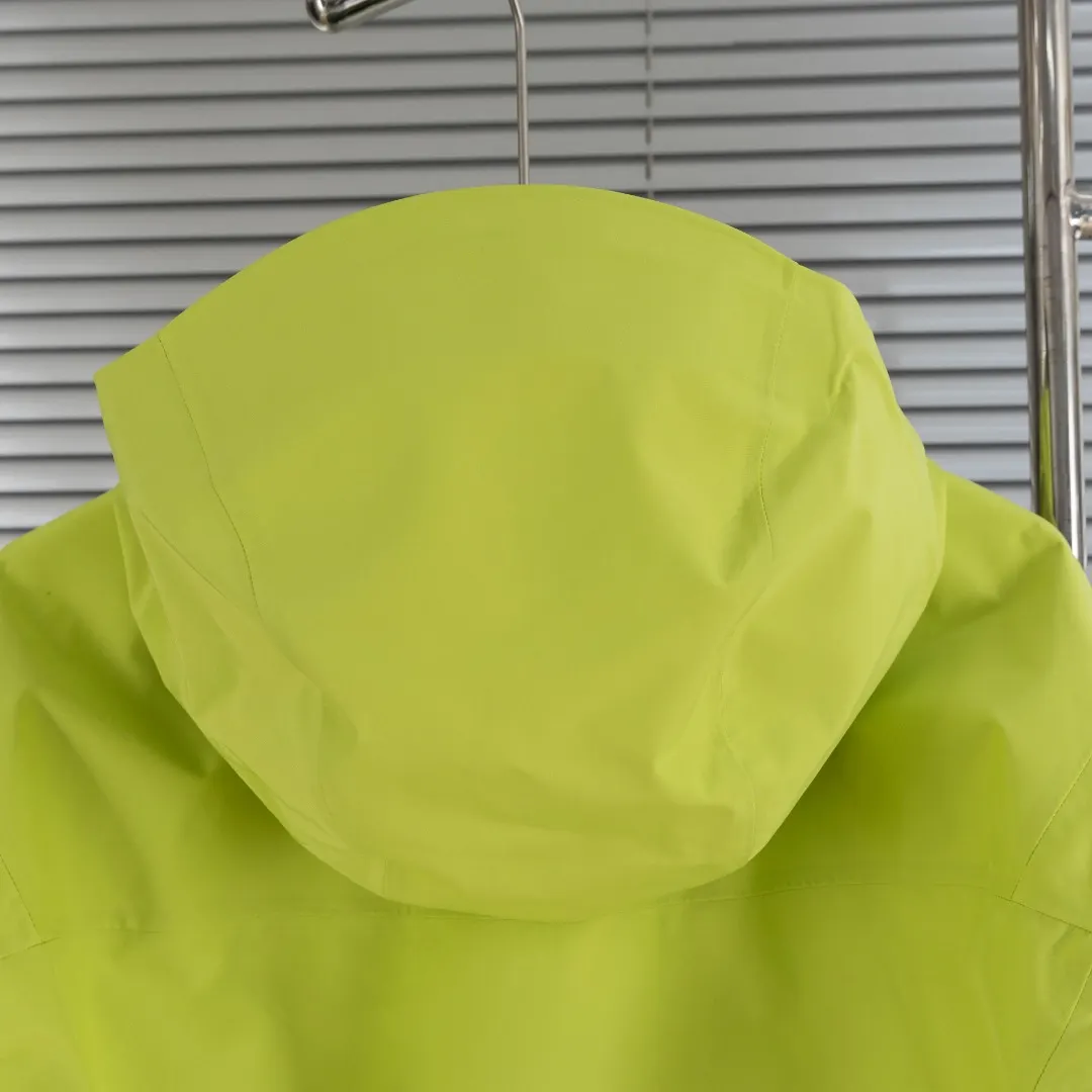 Alpha SV GORE-TEX Pro Hardshell Jacket D33023662 — view 14