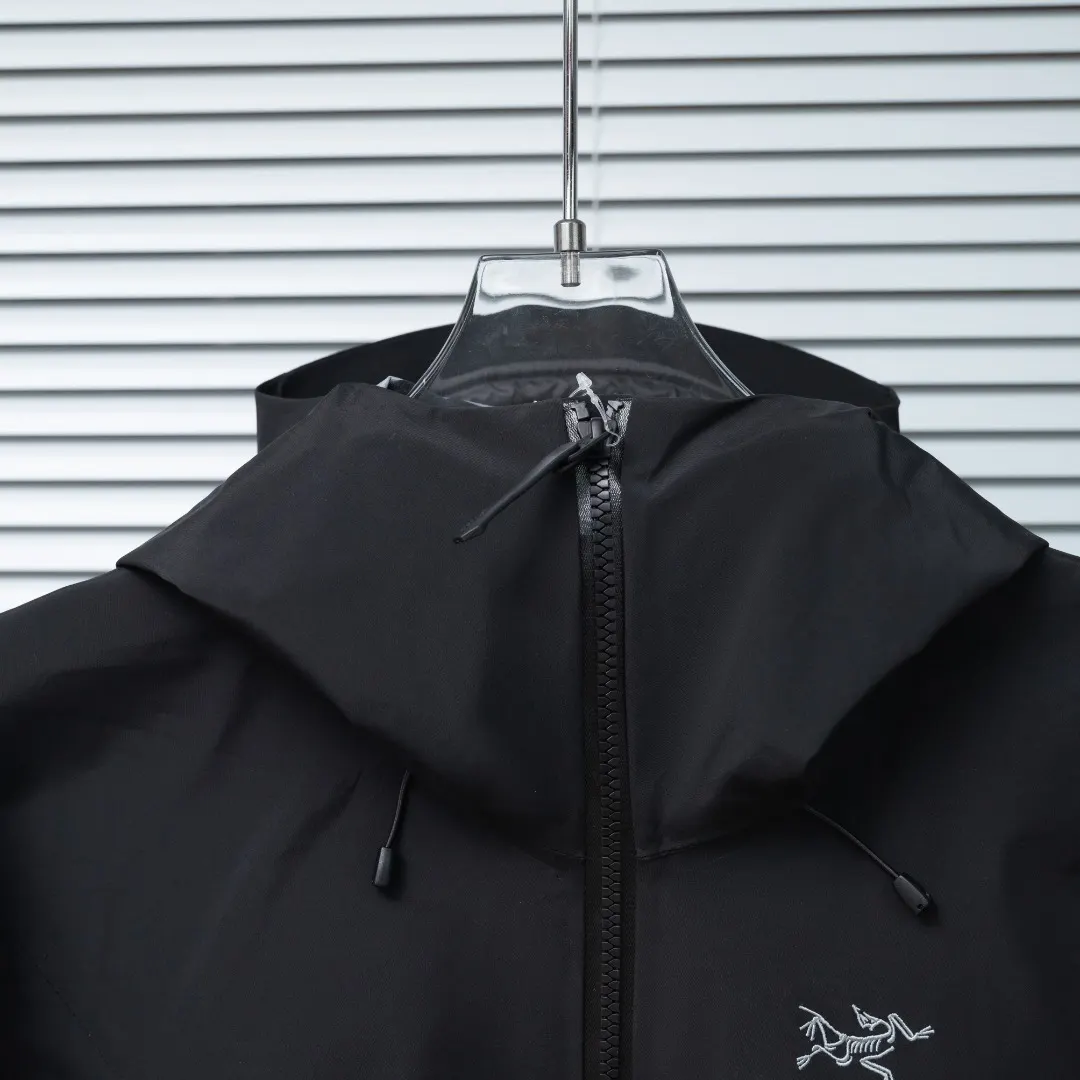 Alpha SV GORE-TEX Pro Hardshell Jacket D33023661 — view 4