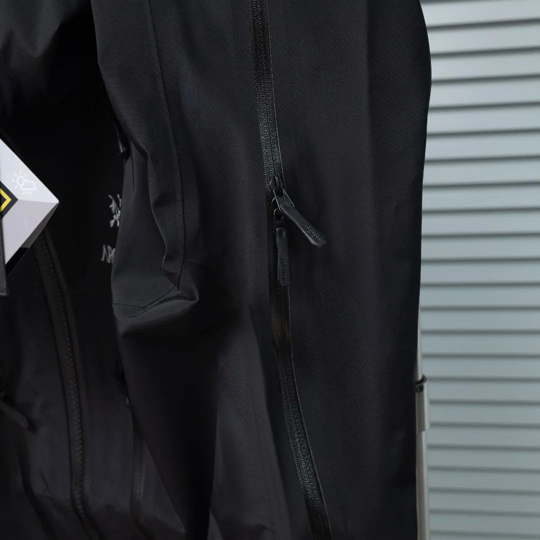 Alpha SV GORE-TEX Pro Hardshell Jacket D33023661 — view 11