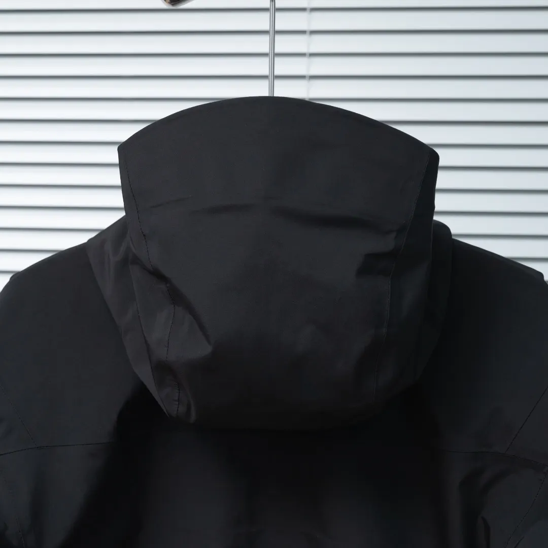 Alpha SV GORE-TEX Pro Hardshell Jacket D33023661 — view 15